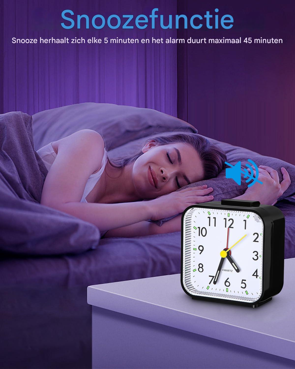 Eine Frau schläft im Bett neben einem beleuchteten Wecker. Das Bild hat niederländischen Text über die Schlummerfunktion.