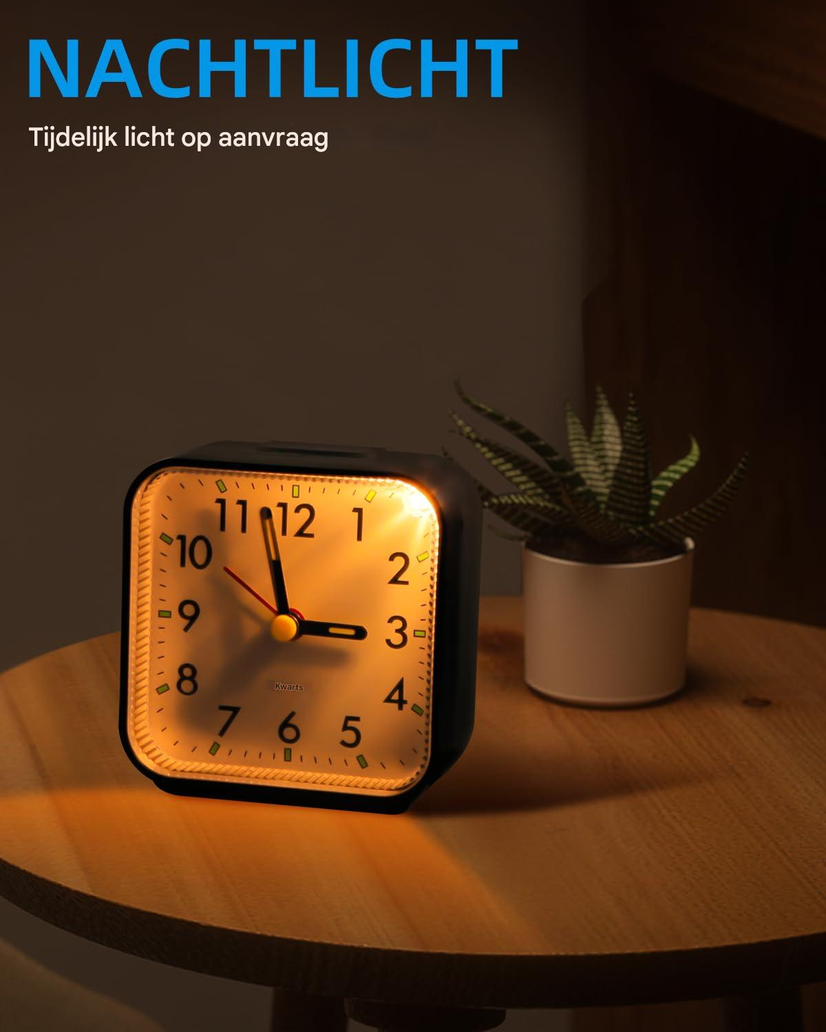 Eine beleuchtete quadratische Uhr auf einem Tisch, mit einer Pflanze in einem weißen Topf. Die Uhr zeigt die Zeit an. Text: NACHTLICHT.