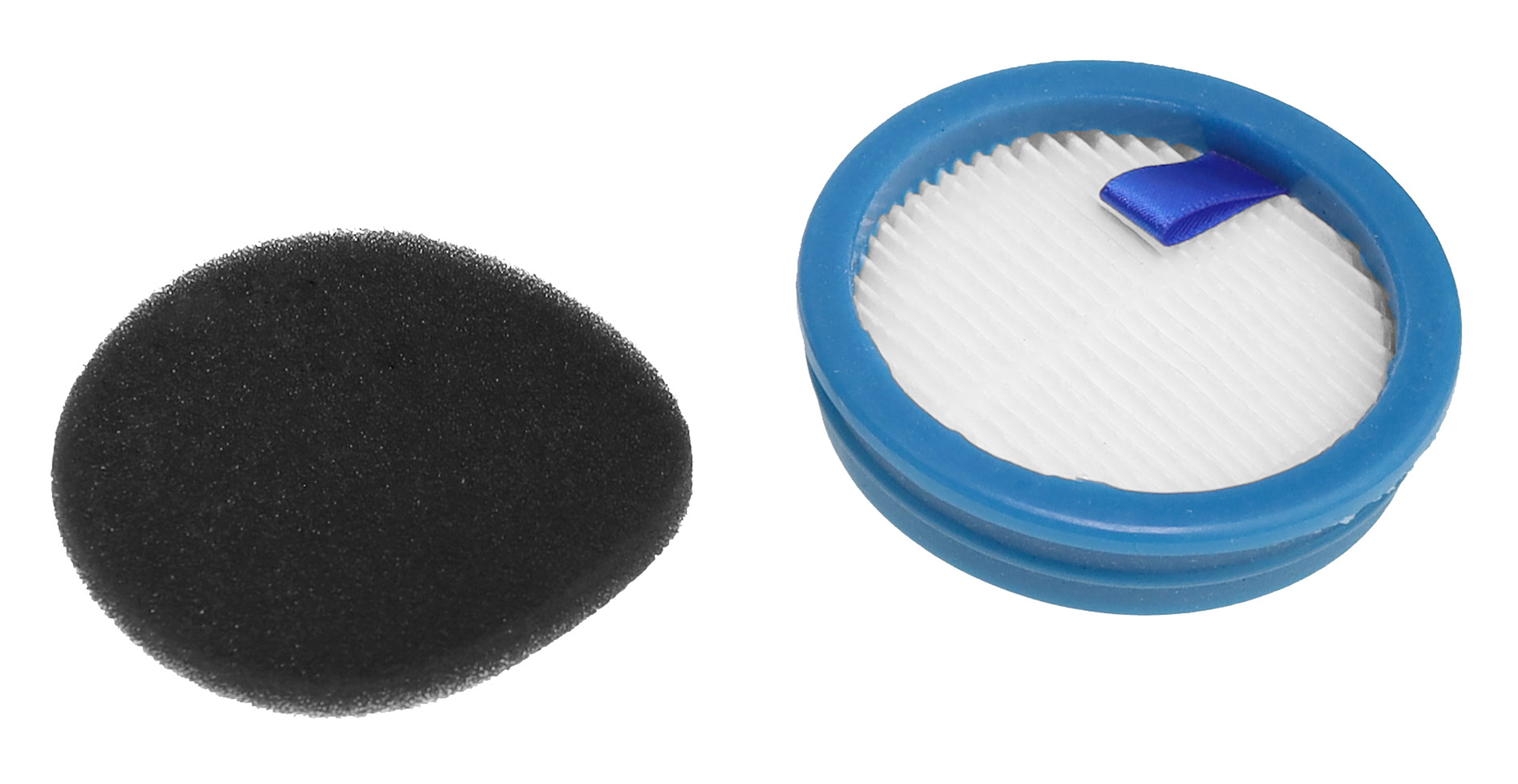 Zwei Staubsaugerfilter. Ein schwarzer, ovaler Schaumstofffilter. Der andere ist blau, kreisförmig und hat weißes Filterpapier.