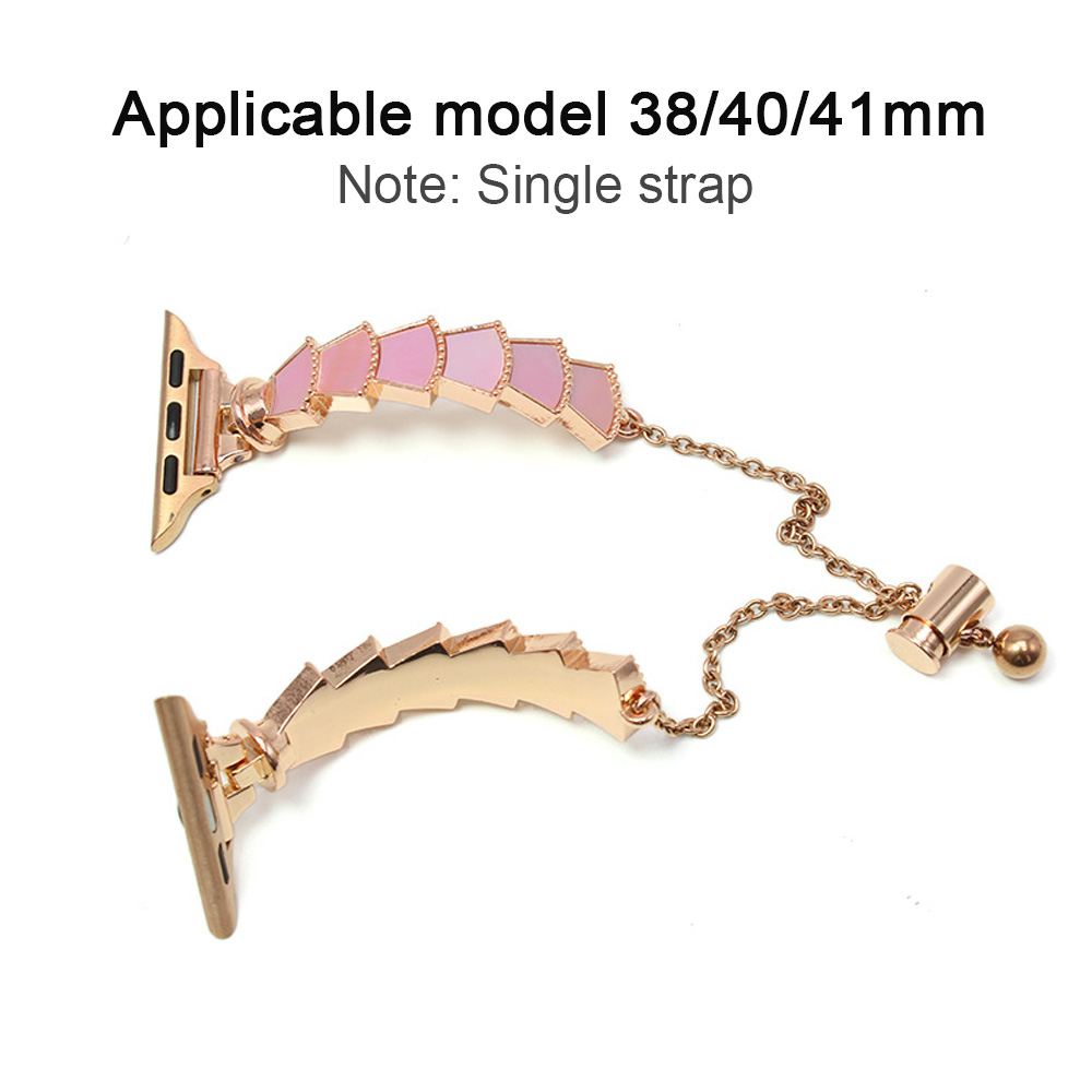 Ein roségoldenes Uhrenarmband mit rosa Akzenten. Das Armband besteht aus Metall und hat eine Kette. Der Hintergrund ist weiß.