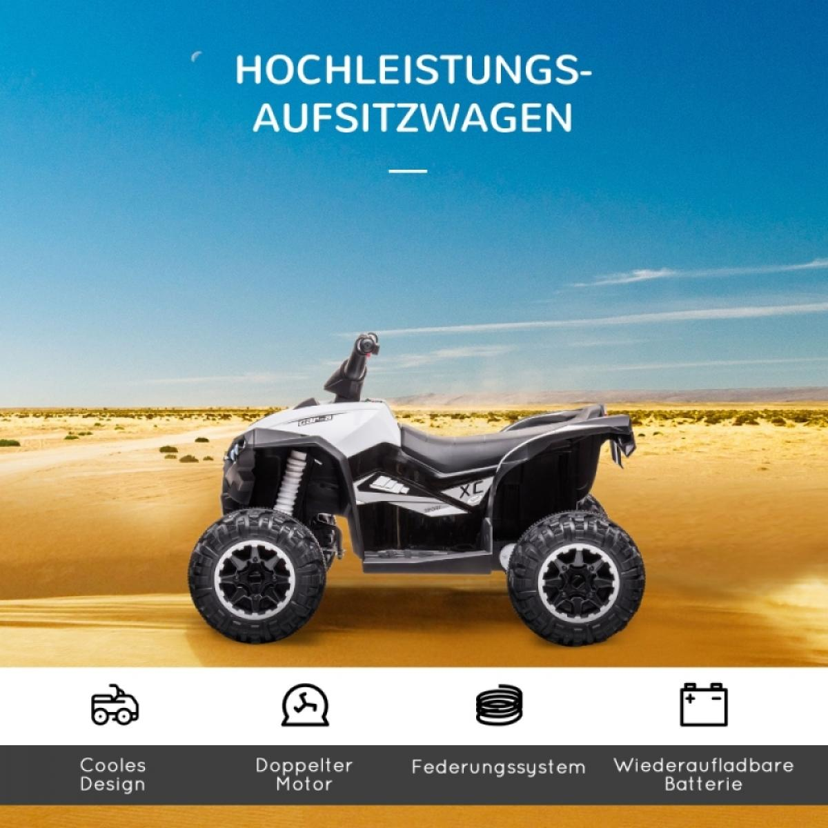 Ein weißes und schwarzes ATV steht auf sandigem Untergrund, mit blauem Himmel im Hintergrund. Das ATV ist mit 'XC' beschriftet.