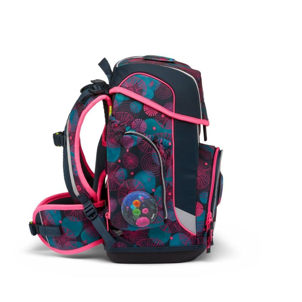 Ein marineblauer Rucksack mit rosa Akzenten und floralem Muster. Merkmale sind mehrere Fächer, verstellbare Träger und ein Reflexstreifen.