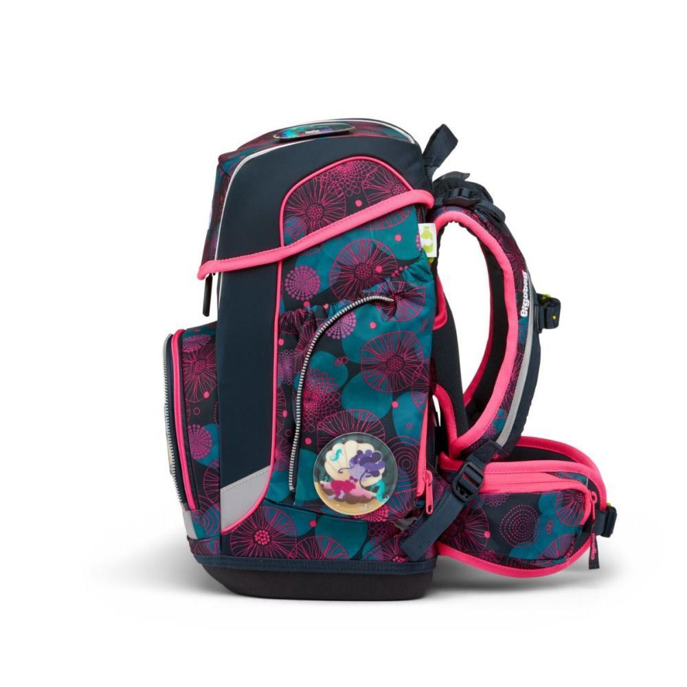 Ein bunter Rucksack mit floralem Muster, rosa Akzenten und einer kleinen Tasche. Er hat eine blaue Grundfarbe und einen reflektierenden Streifen.