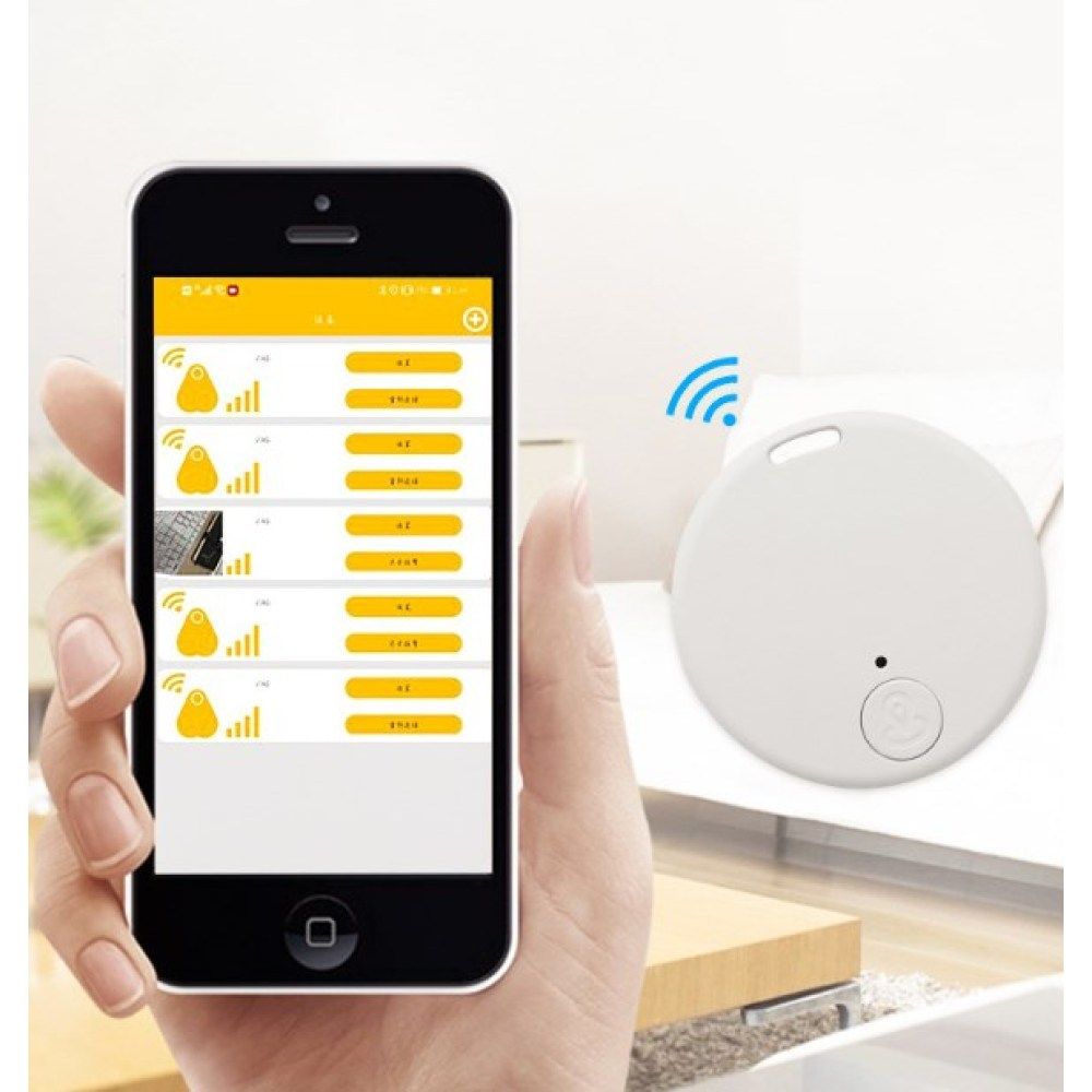 Hand hält Smartphone mit App zur Ortung von Geräten. Daneben ein weißes Scheibengerät mit WLAN-Signal.