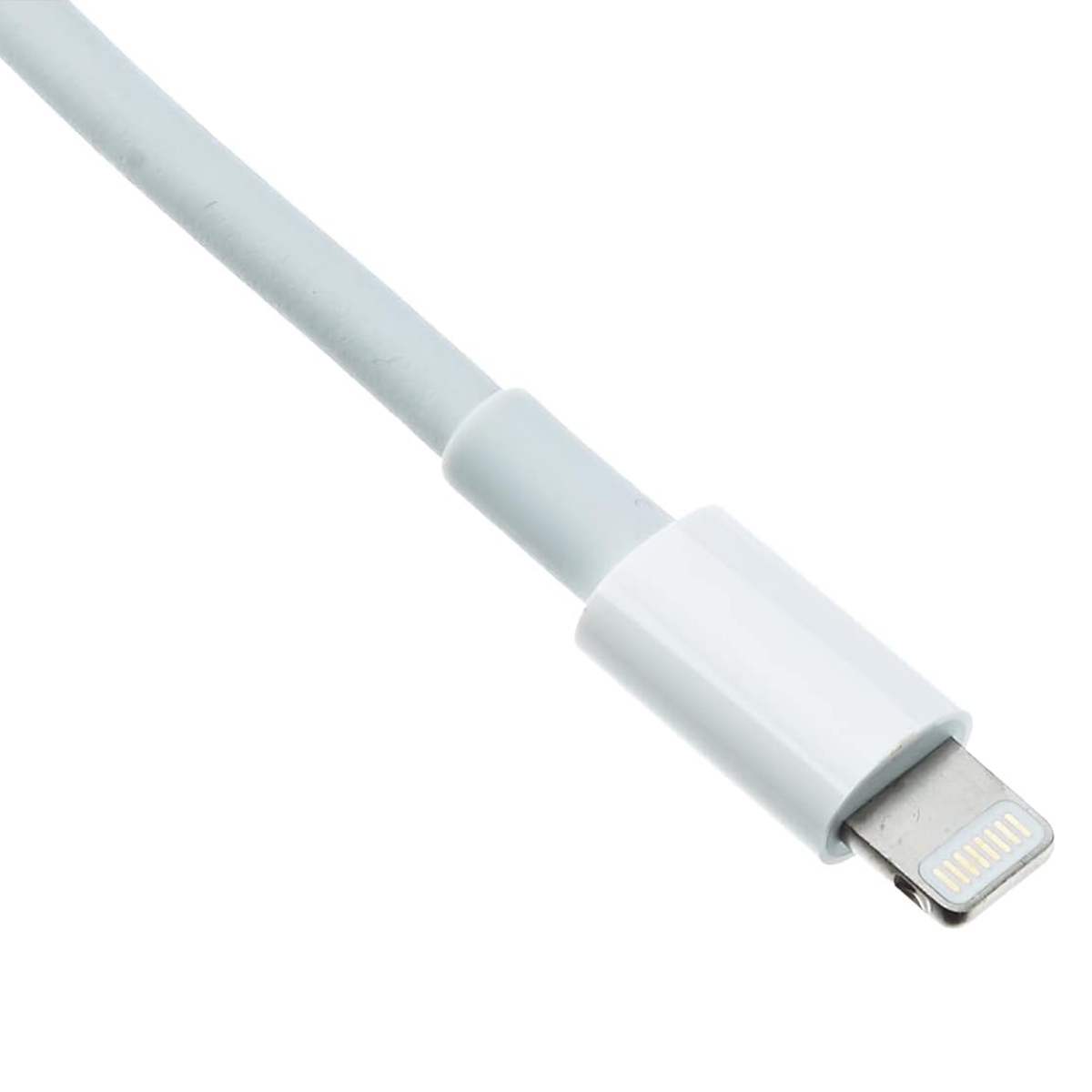 Ein weißes Lightning-Kabel mit Metallstecker. Das Kabel ist vor weißem Hintergrund abgewinkelt, Details des Steckers sichtbar.