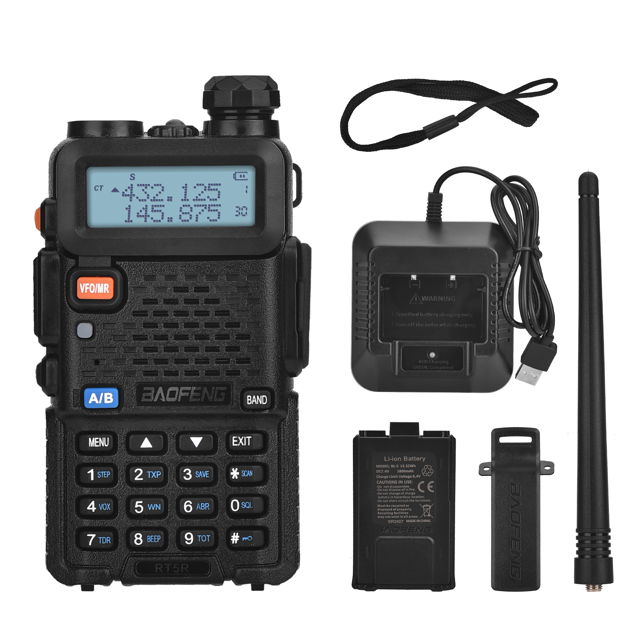 Un walkie-talkie Baofeng con accesorios: cargador, batería, antena y correa de mano. La radio muestra frecuencias.