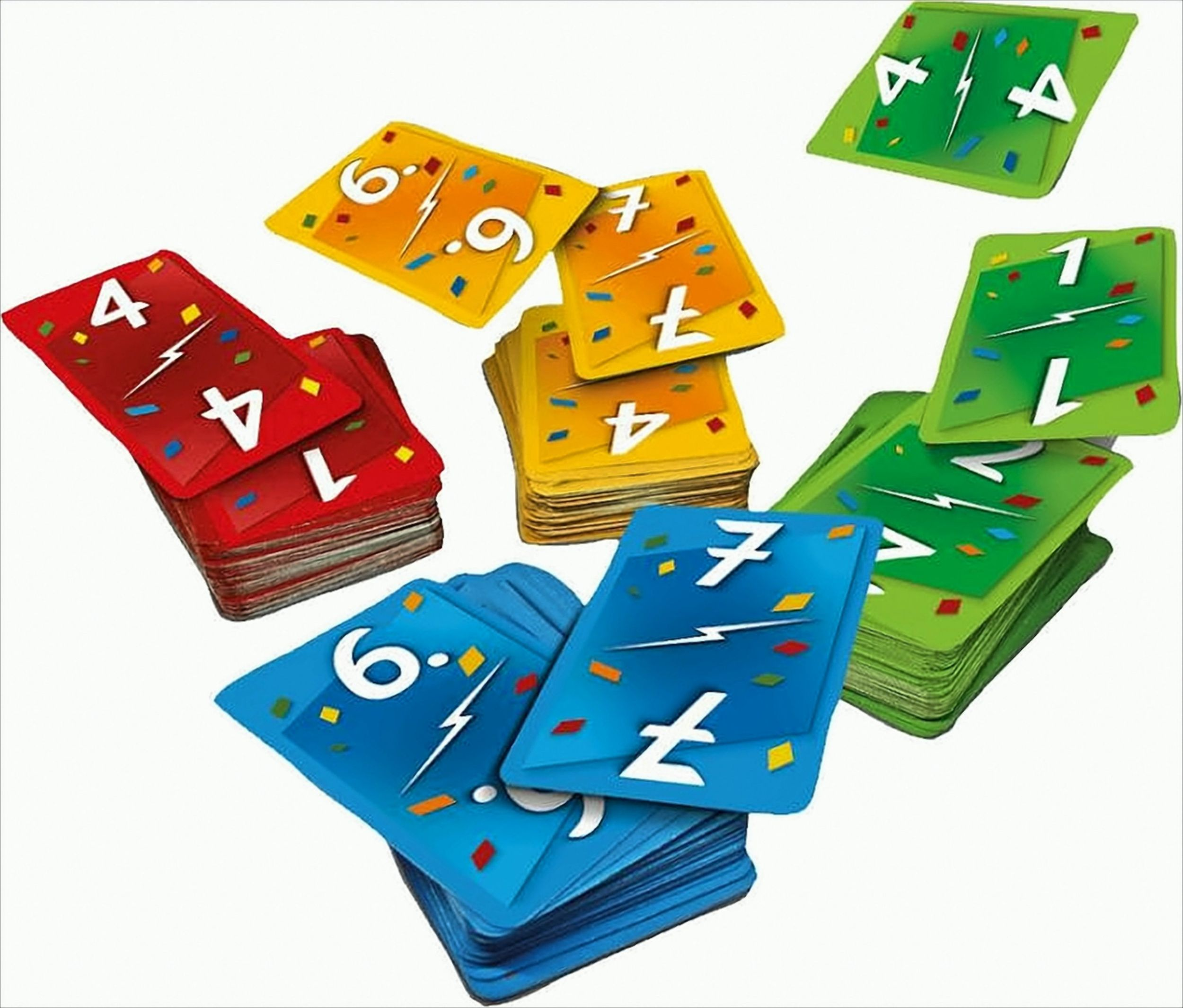 Cartas de diferentes colores con números y símbolos de relámpagos, esparcidas sobre fondo blanco. Hay confeti.