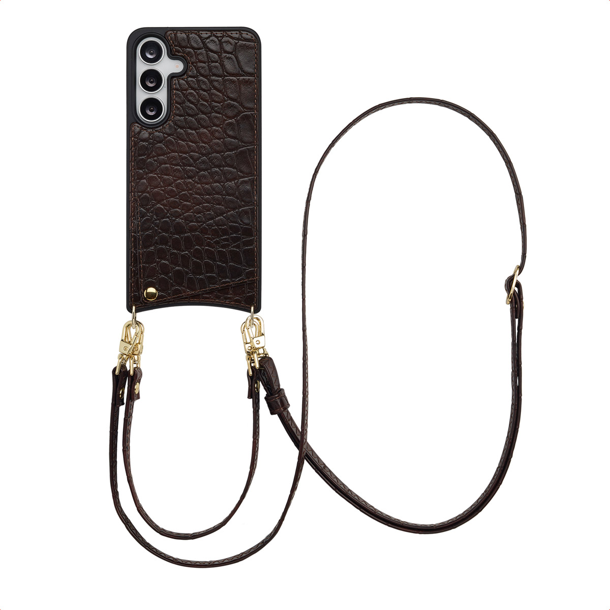 Een bruine telefoonhoes met krokodillenstructuur en een riem. Gouden sluitingen en details. Witte achtergrond.