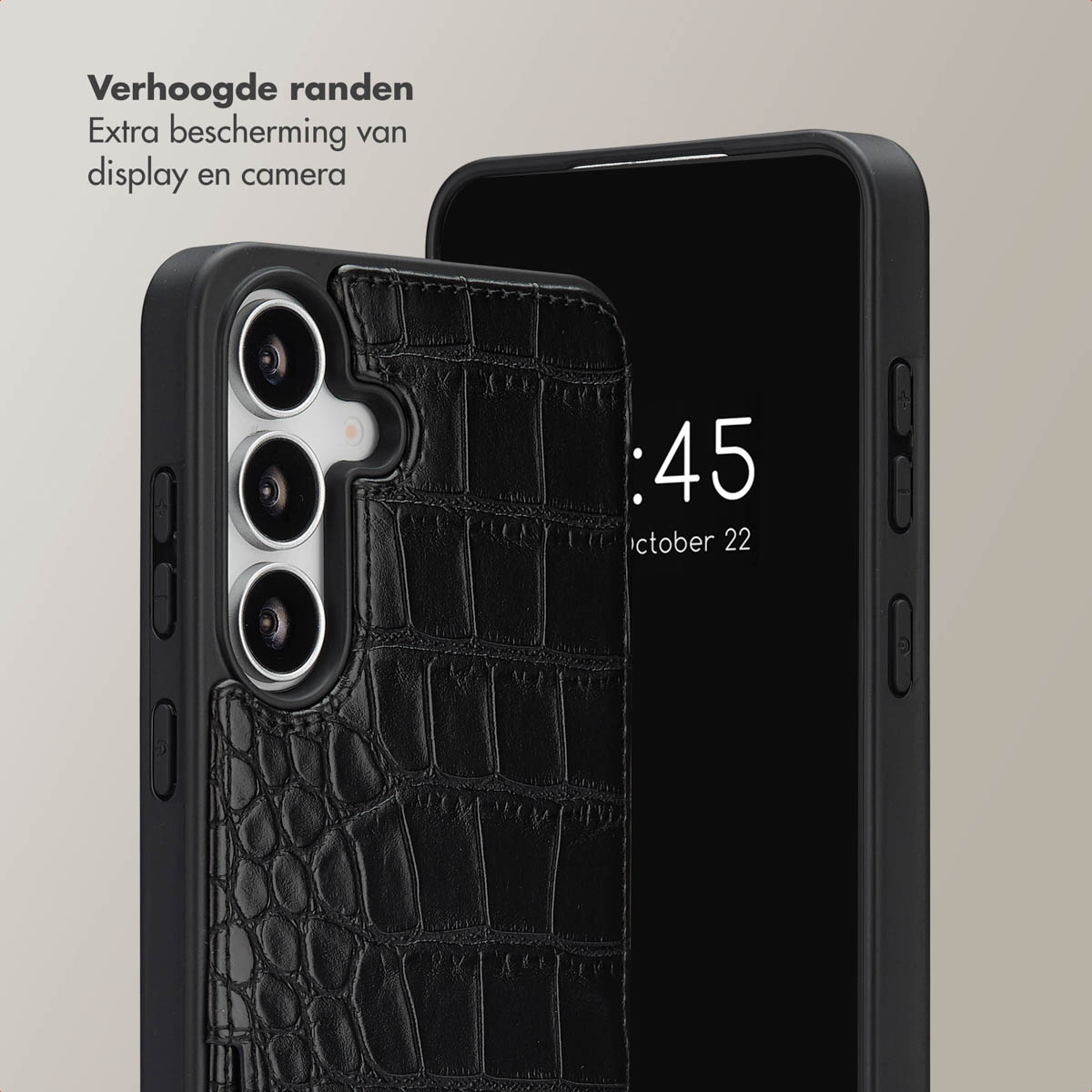 Een zwarte telefoon in een hoesje met krokodillenstructuur. Het scherm toont 0:45, 22 oktober.