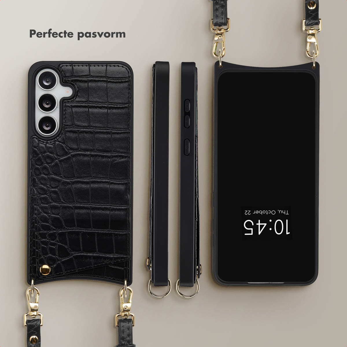 Zwarte telefoonhoes met krokodillenstructuur, telefoon en riem. Gouden sluitingen en een telefoonscherm met de tijd.