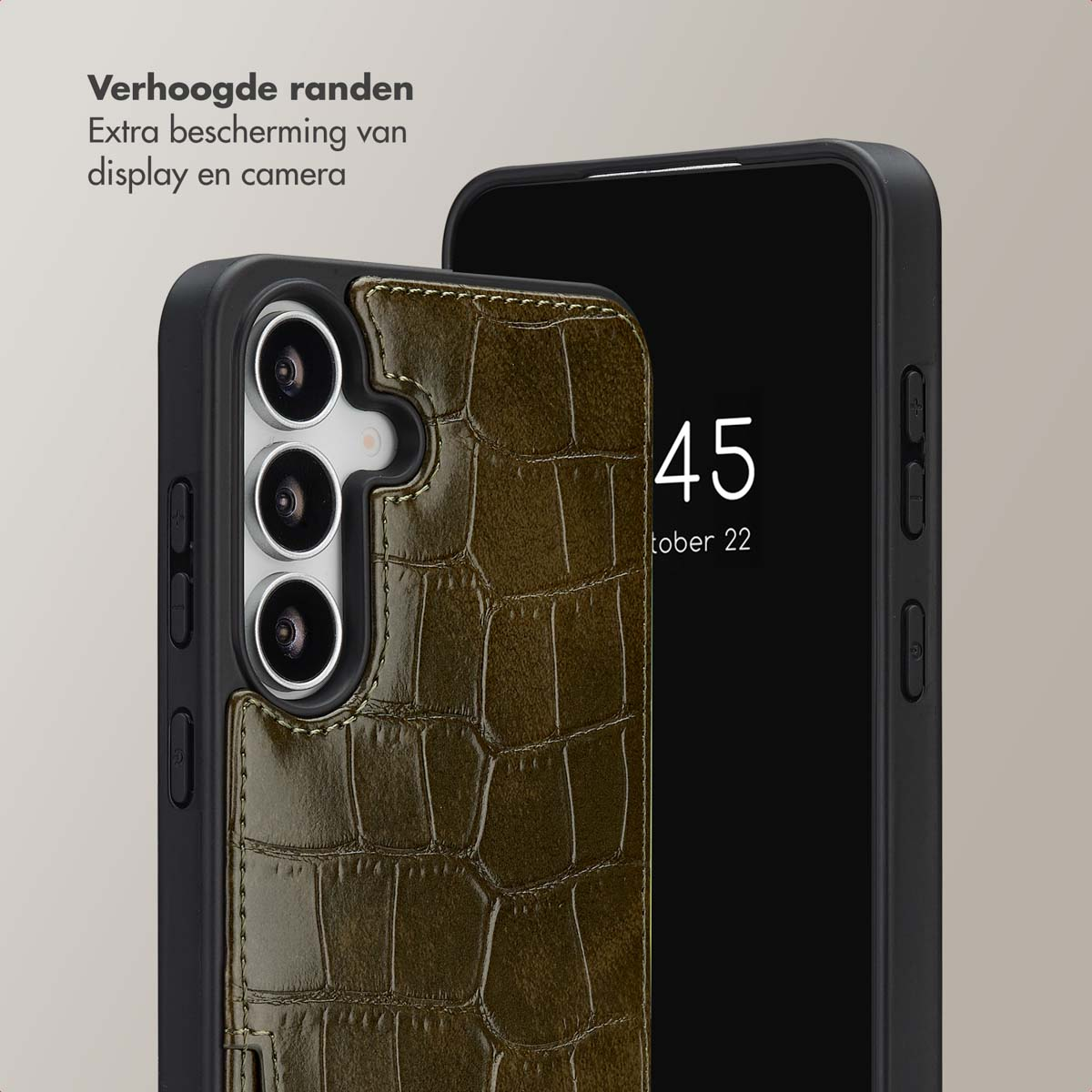 Een telefoon in een groene krokodillenleren hoes. Het scherm toont de datum. Tekst bovenaan zegt bescherming voor scherm en camera.