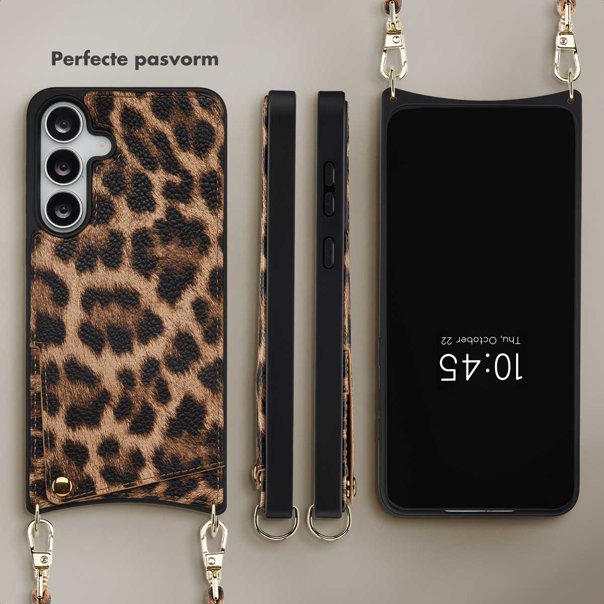 Een telefoonhoesje met luipaardprint, een zwarte telefoon en twee zijriemen. De telefoon toont de tijd. Alle elementen hebben gouden sluitingen.