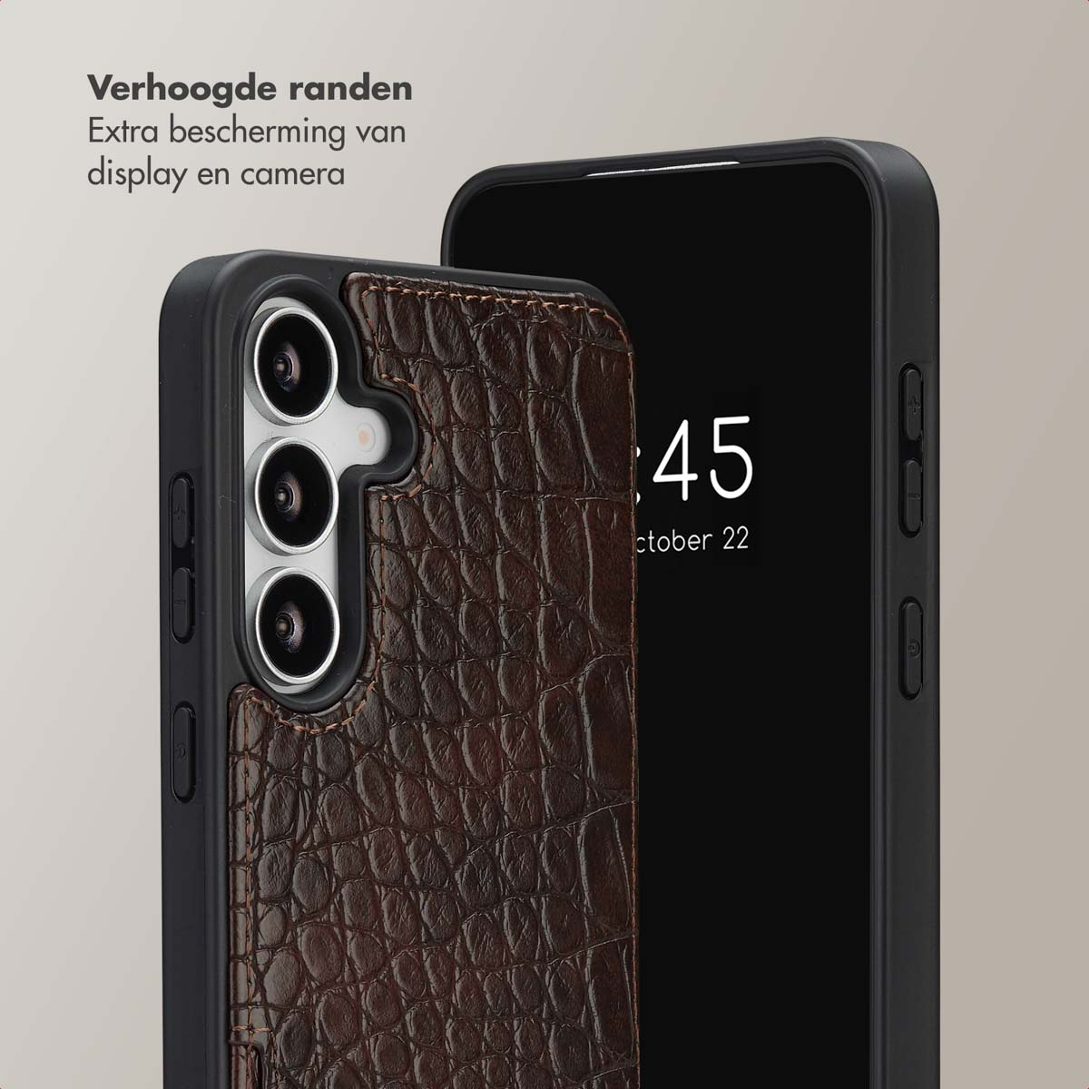 Een telefoon in een bruine leren hoes. Het scherm toont de tijd. De hoes heeft verhoogde randen voor bescherming van scherm en camera.