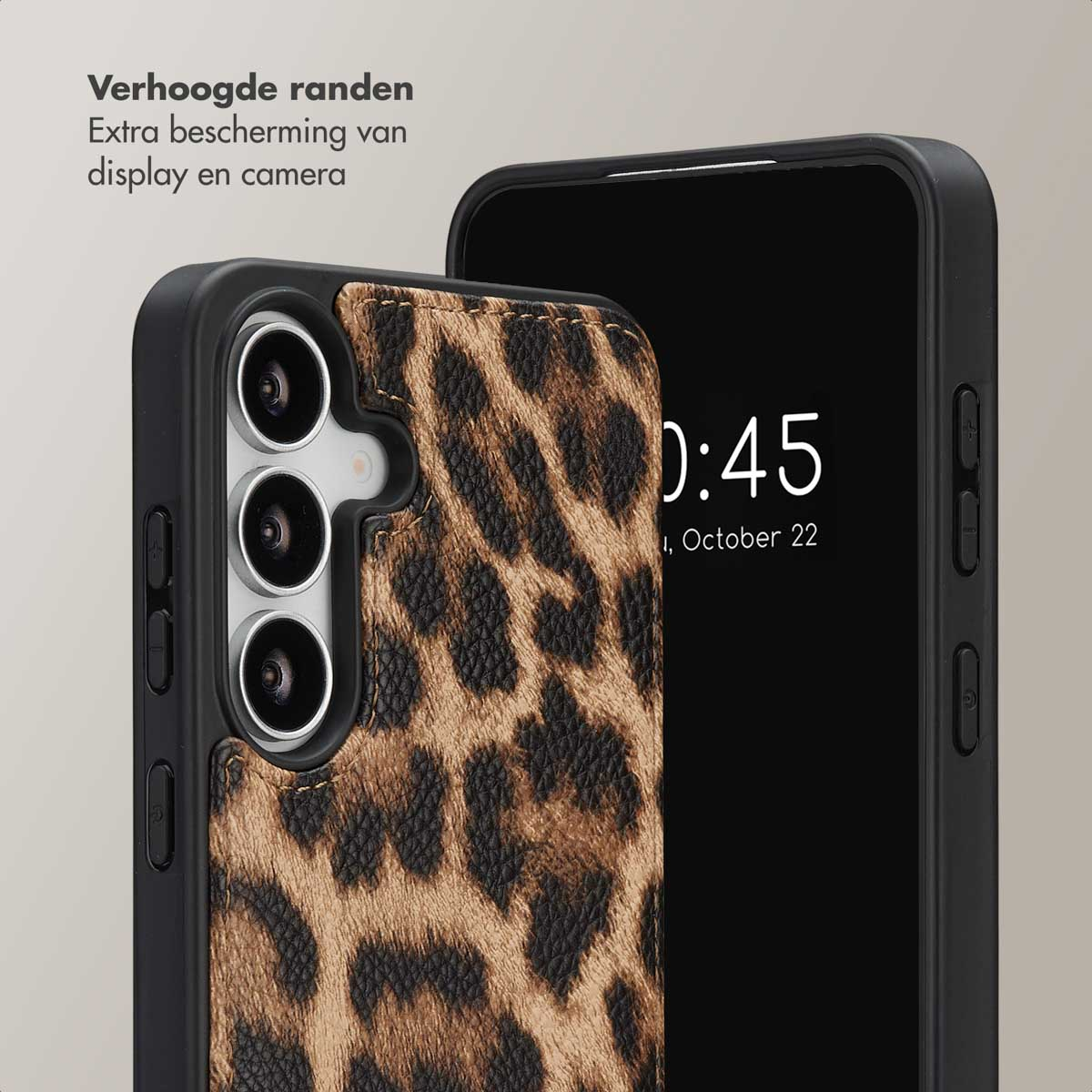 Een telefoon met een luipaardprint hoesje en een zwarte telefoon ernaast, met de tijd 0:45 op 22 oktober.