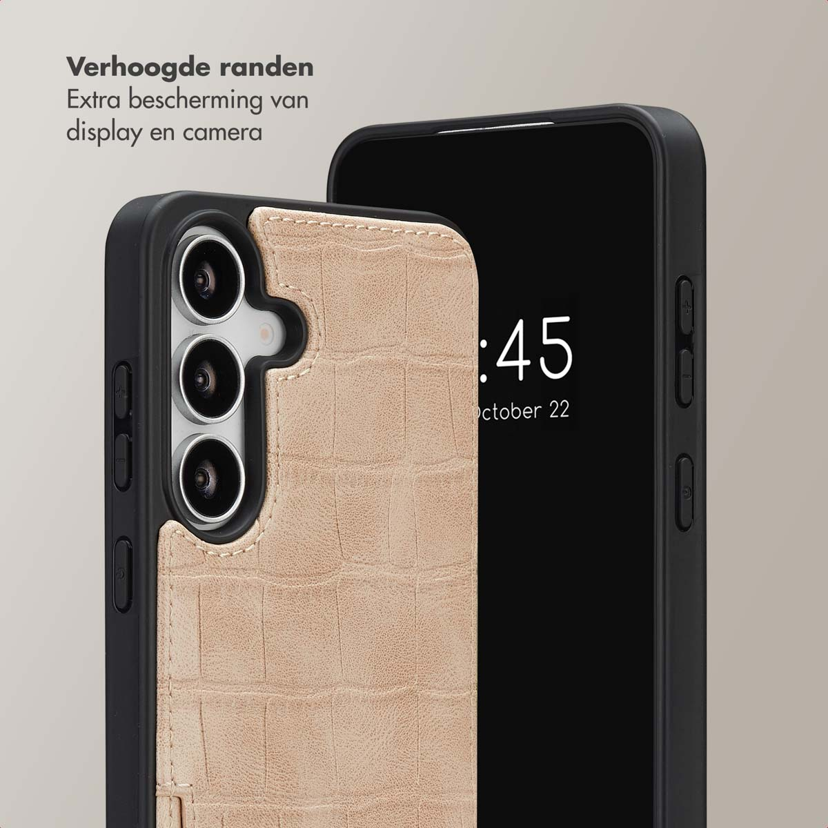 Een telefoonhoesje met een getextureerde beige achterkant staat naast een telefoon met een zwart scherm waarop de tijd en datum worden weergegeven.