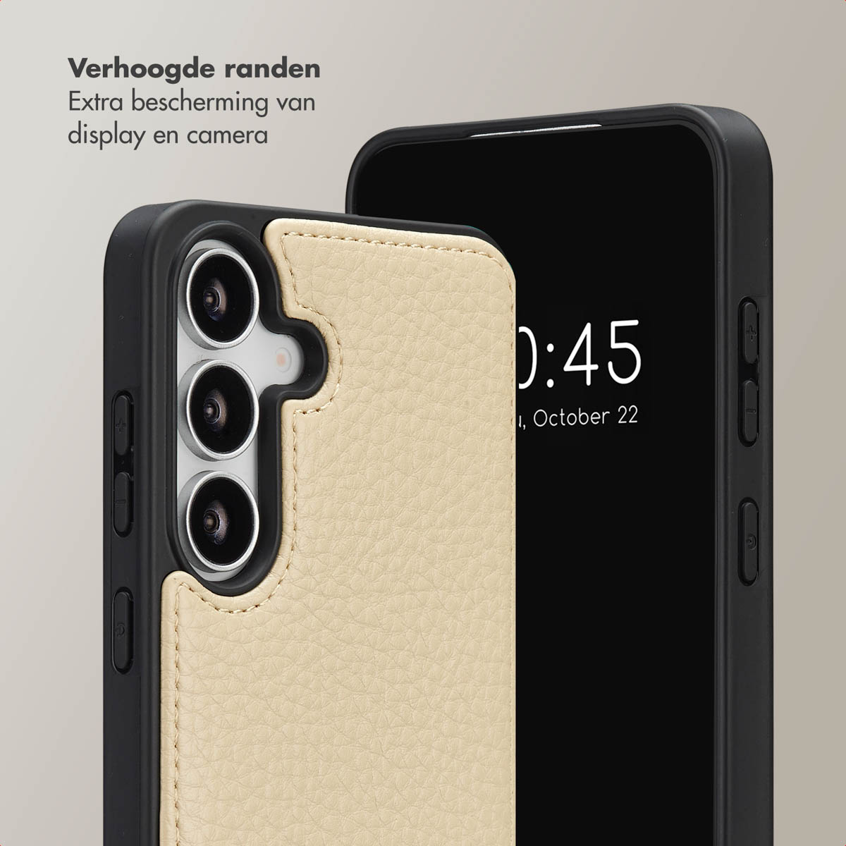 Close-up van een telefoon in een beige leren hoesje. Het scherm toont de tijd. Tekst geeft extra bescherming aan.