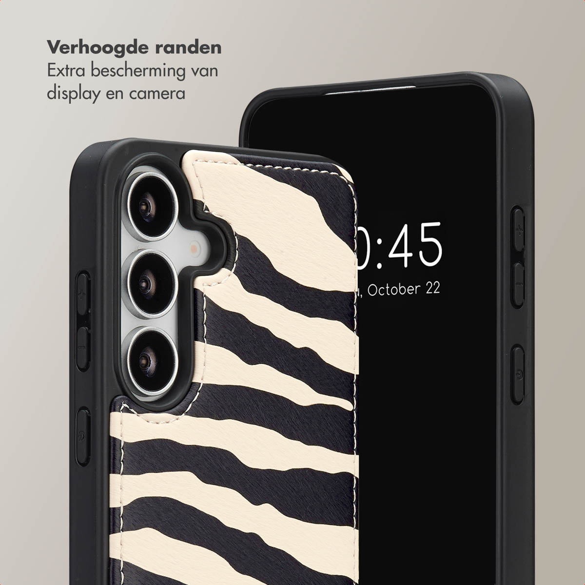 Een telefoonhoesje met zebraprint. De telefoon heeft een zwart scherm met de tijd. De hoes biedt extra bescherming.