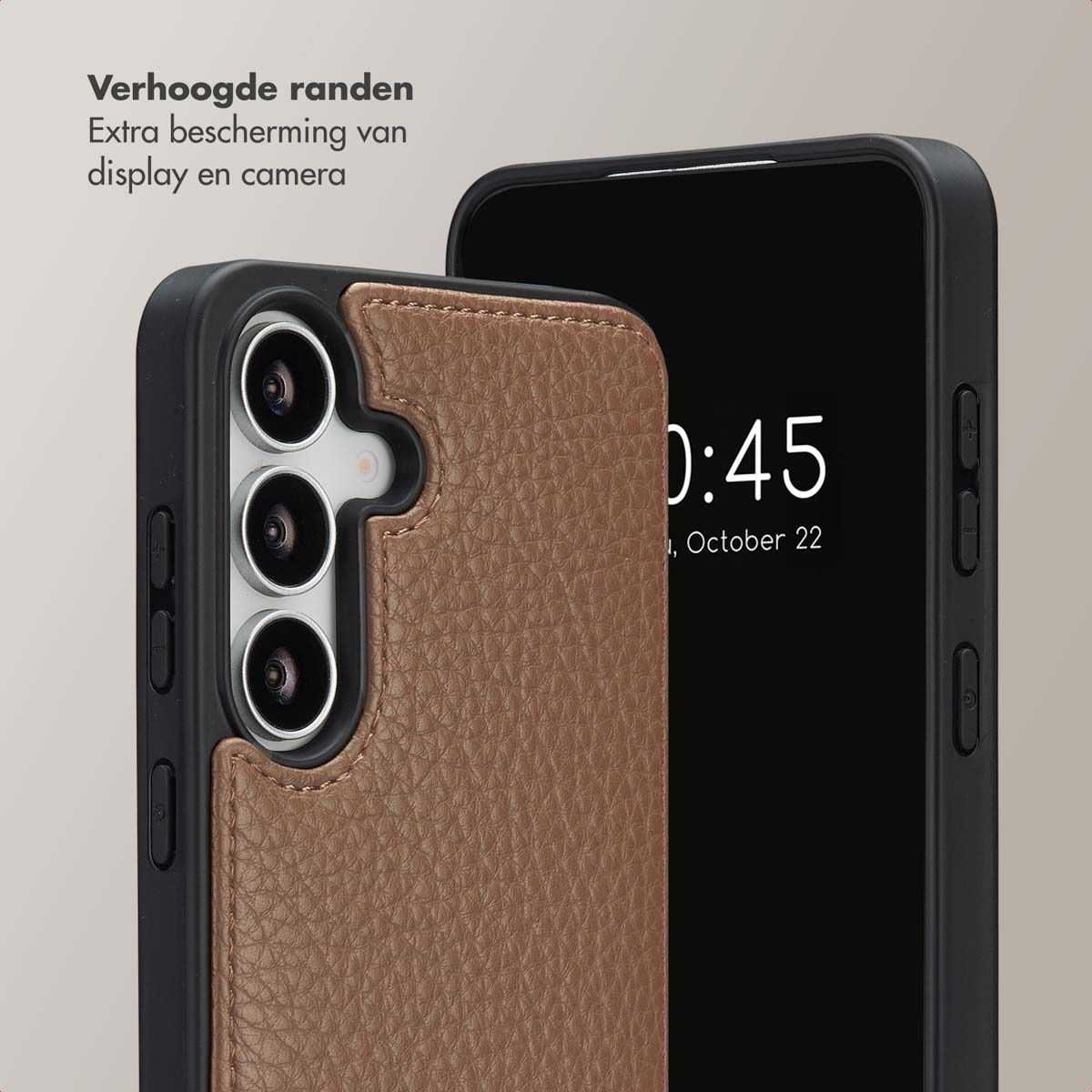 Een close-up van twee smartphones, één toont de tijd. De telefoon links heeft een bruine leren hoes. De andere telefoon is zwart.