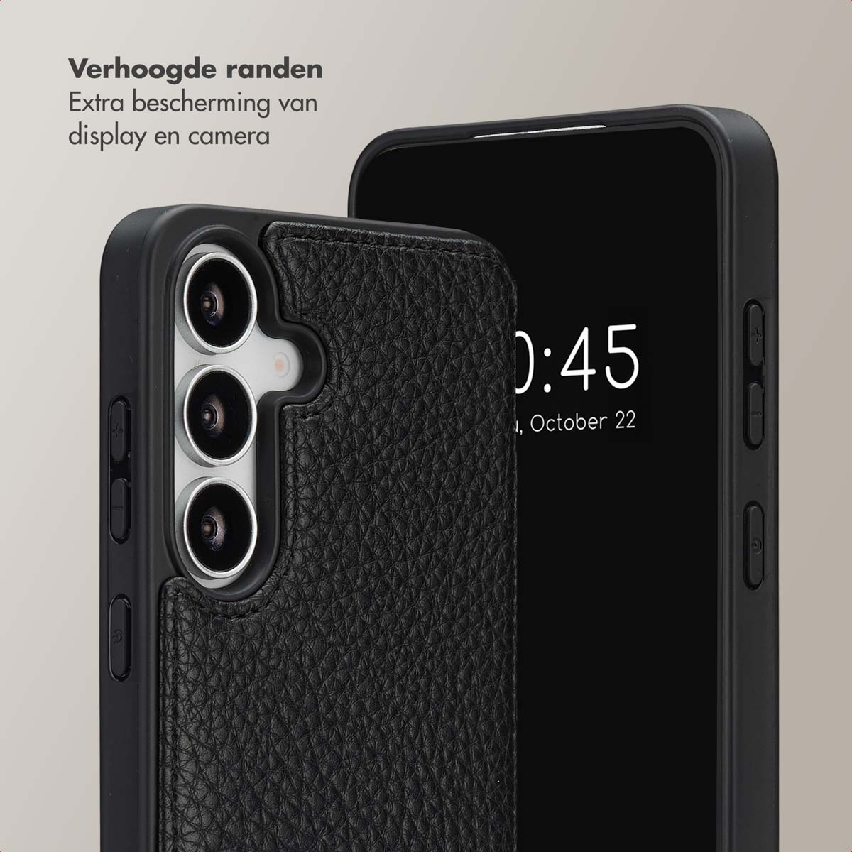 Zwarte telefoonhoes met een textuur leren achterkant en verhoogde randen. Een telefoon met een zwart scherm waarop de tijd staat.