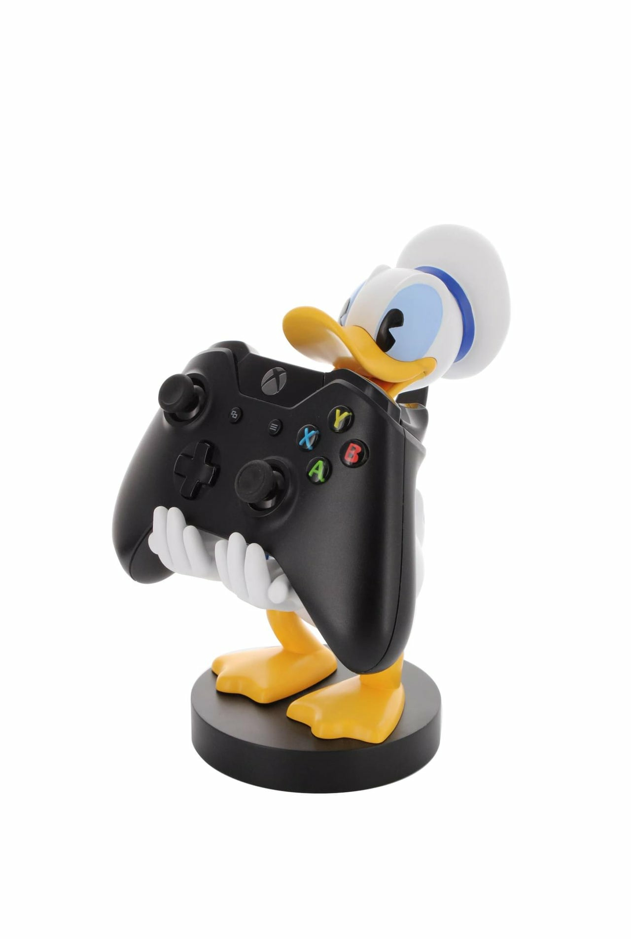 Una statuetta di Paperino che tiene in mano un controller Xbox nero. Paperino ha un cappello bianco, occhi blu, becco e piedi gialli.