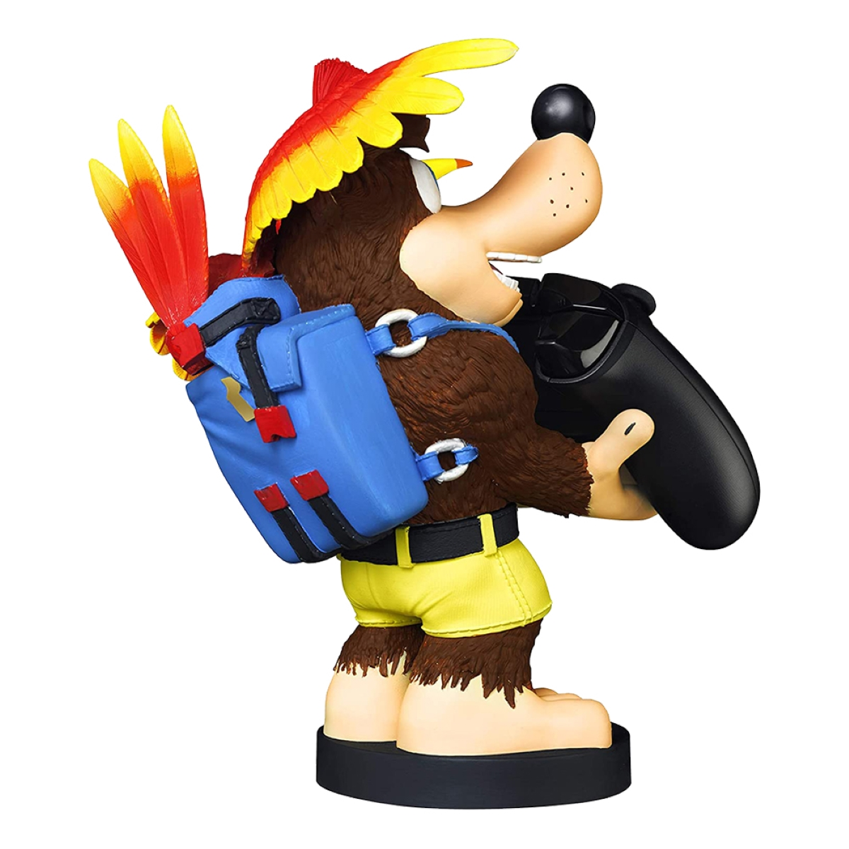 Una statuetta di Banjo-Kazooie. Banjo, un orso marrone con zaino e pantaloncini, tiene in mano un controller nero. È su una base nera.