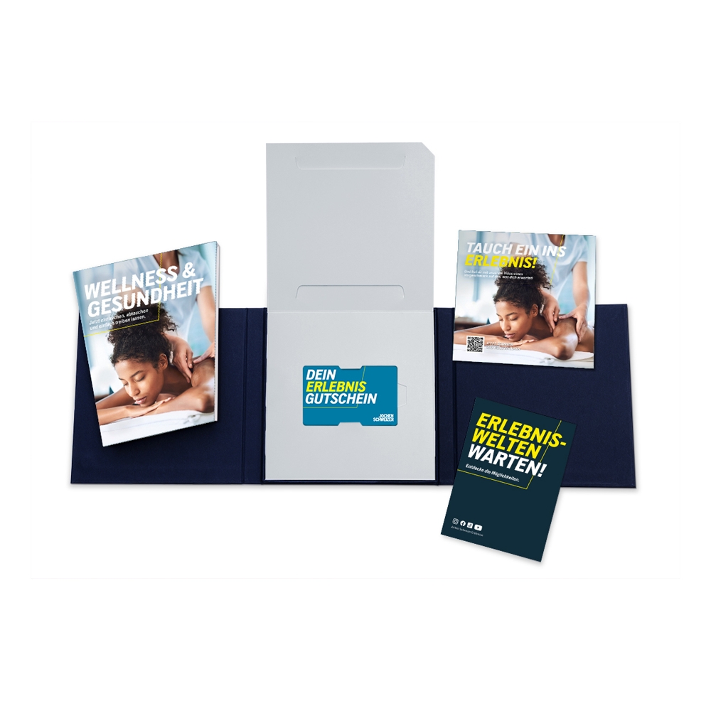 Ein Geschenkset mit Gutschein und Broschüren. Die Broschüren zeigen Frauen bei Massagen. Text beinhaltet Wellness und Abenteuer.
