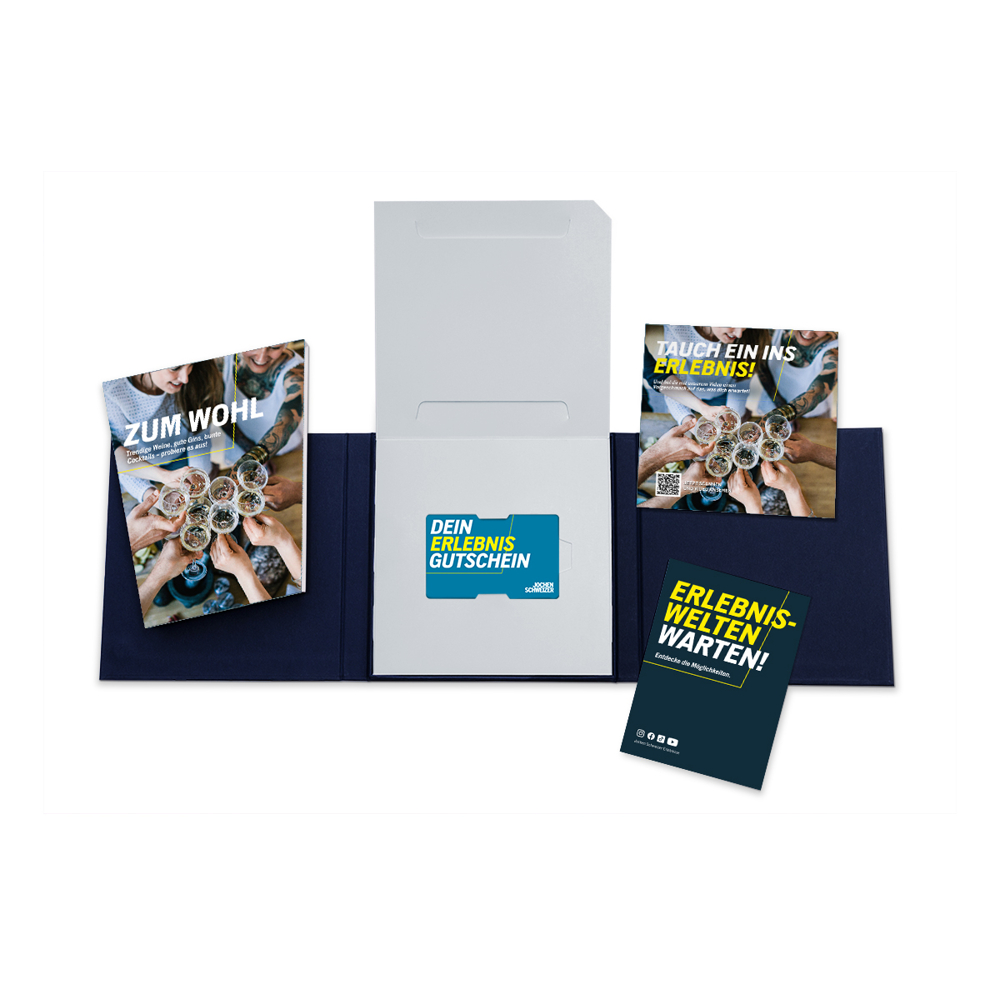 Geöffnete Geschenkbox mit Gutschein und Werbematerialien. Auf den Karten sind Menschen, die mit Getränken anstoßen. Blauer Ordner auf weißem Hintergrund.