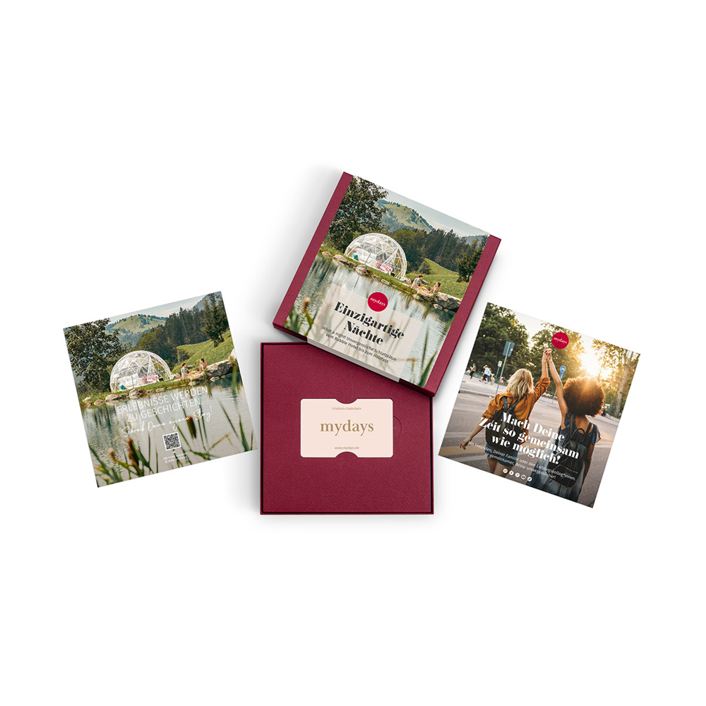 Draufsicht auf ein mydays-Geschenkset. Enthält eine Broschüre mit See und Kuppel, eine Kartenbox und zwei weitere Broschüren.