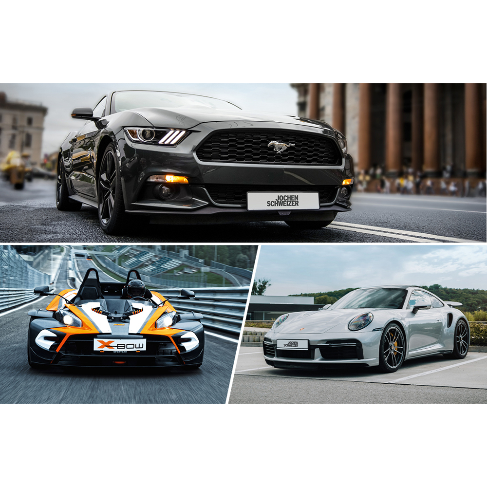 Drei Autos: ein schwarzer Mustang, ein orange-schwarzer X-Bow und ein silberner Porsche. Alle haben 'Jochen Schweizer' Schilder.