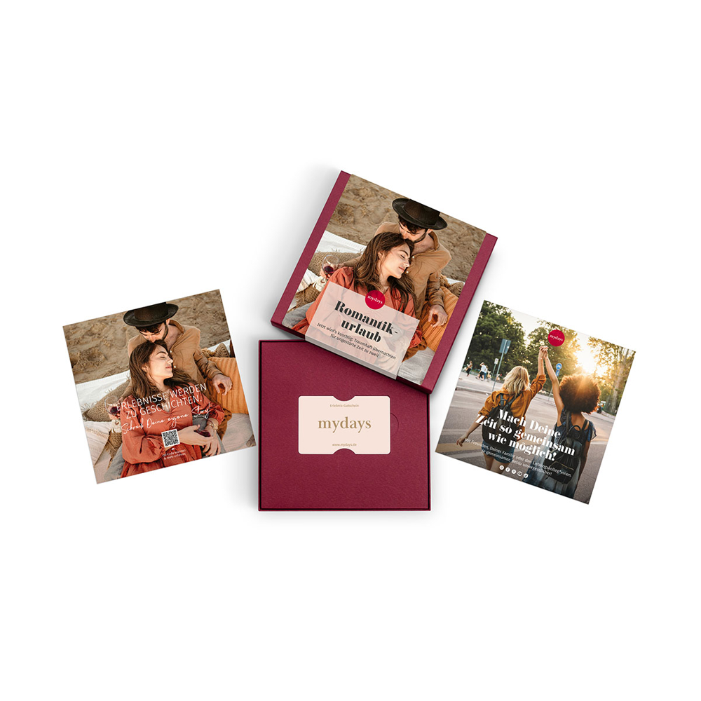 Vier mydays-Werbeartikel. Karten mit Paaren und Angeboten, sowie eine Box mit Geschenkkarte, alles auf weißem Hintergrund.