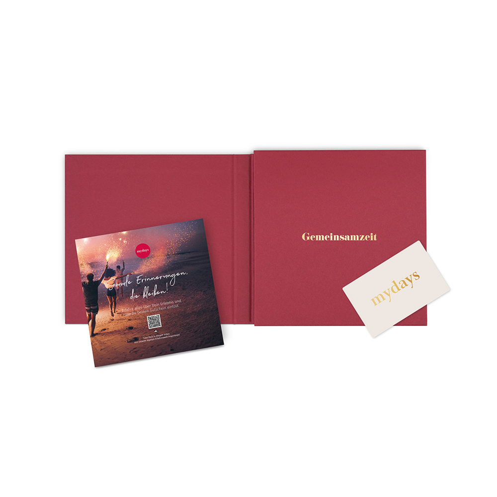 Offenes rotes Buch mit Foto, Karte und dem Wort 'Gemeinsamzeit'. Die Karte trägt 'mydays'.