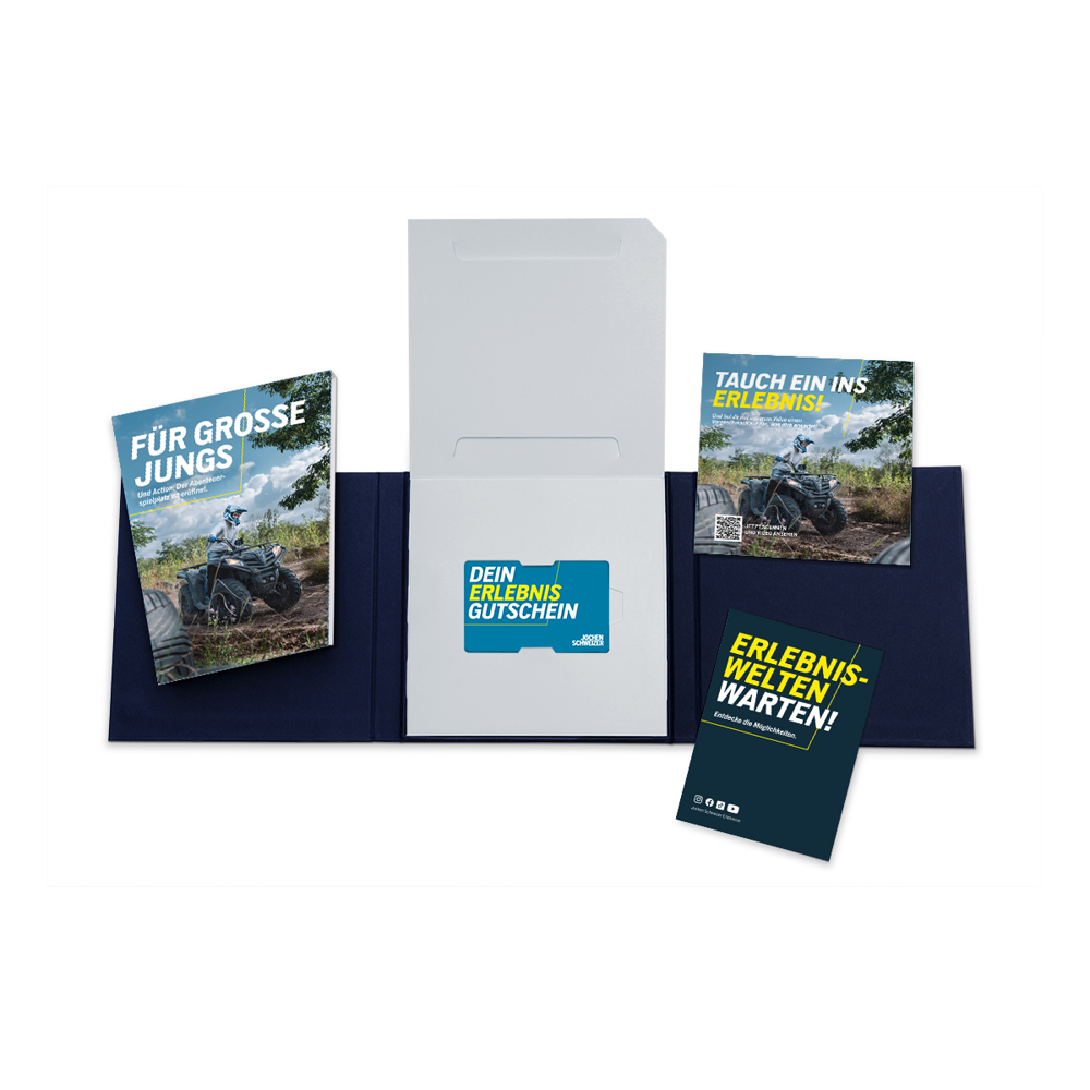 Geöffnete Geschenkbox mit Broschüren für große Jungs. Blauer Hintergrund und weiße, blaue und gelbe Elemente. Broschüren zeigen ATV und Text.