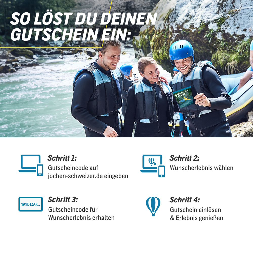 Personen in Neoprenanzügen und Schwimmwesten, lächelnd, halten eine Broschüre, neben einem Fluss. Anweisungen zum Einlösen eines Gutscheins unten.