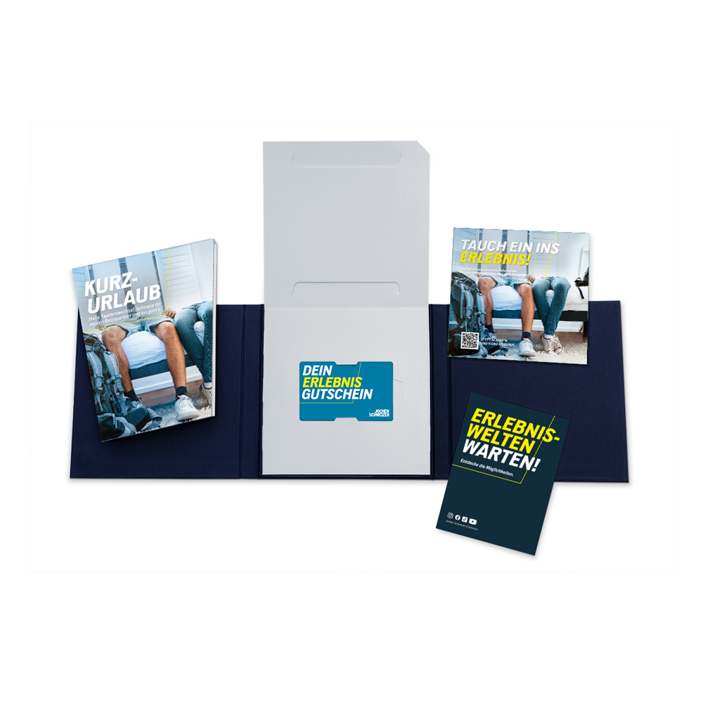 Geöffnete Mappe mit Einlagen. Enthält Broschüre 'Kurz-Urlaub', Gutschein und Broschüre 'Tauch ein ins Erlebnis'. Alles auf weißem Grund.