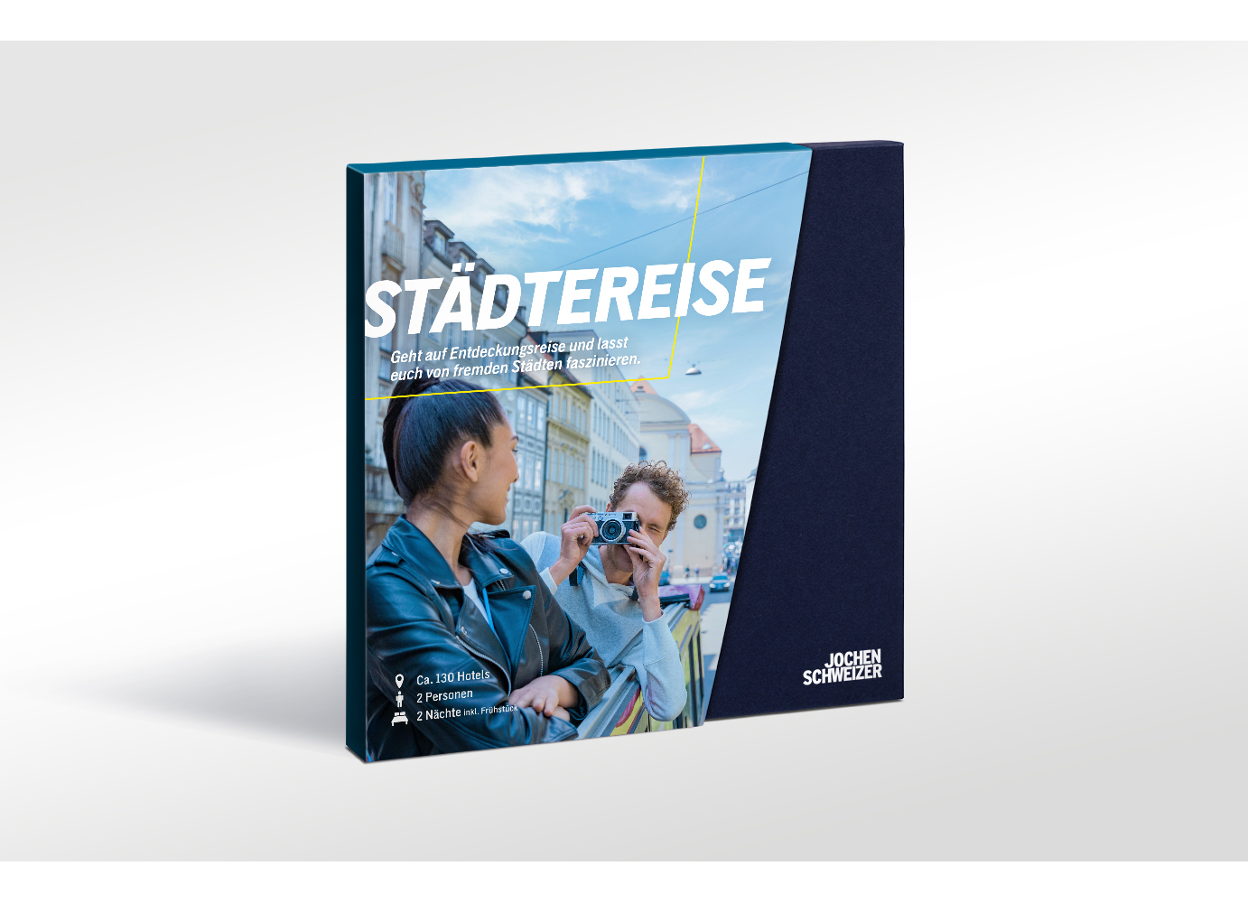 Eine Reiseanzeige zeigt ein Paar, einen Mann, der ein Foto macht, mit dem Text 'Städtereisen' und Hotel-, Personen- und Nachtdetails.