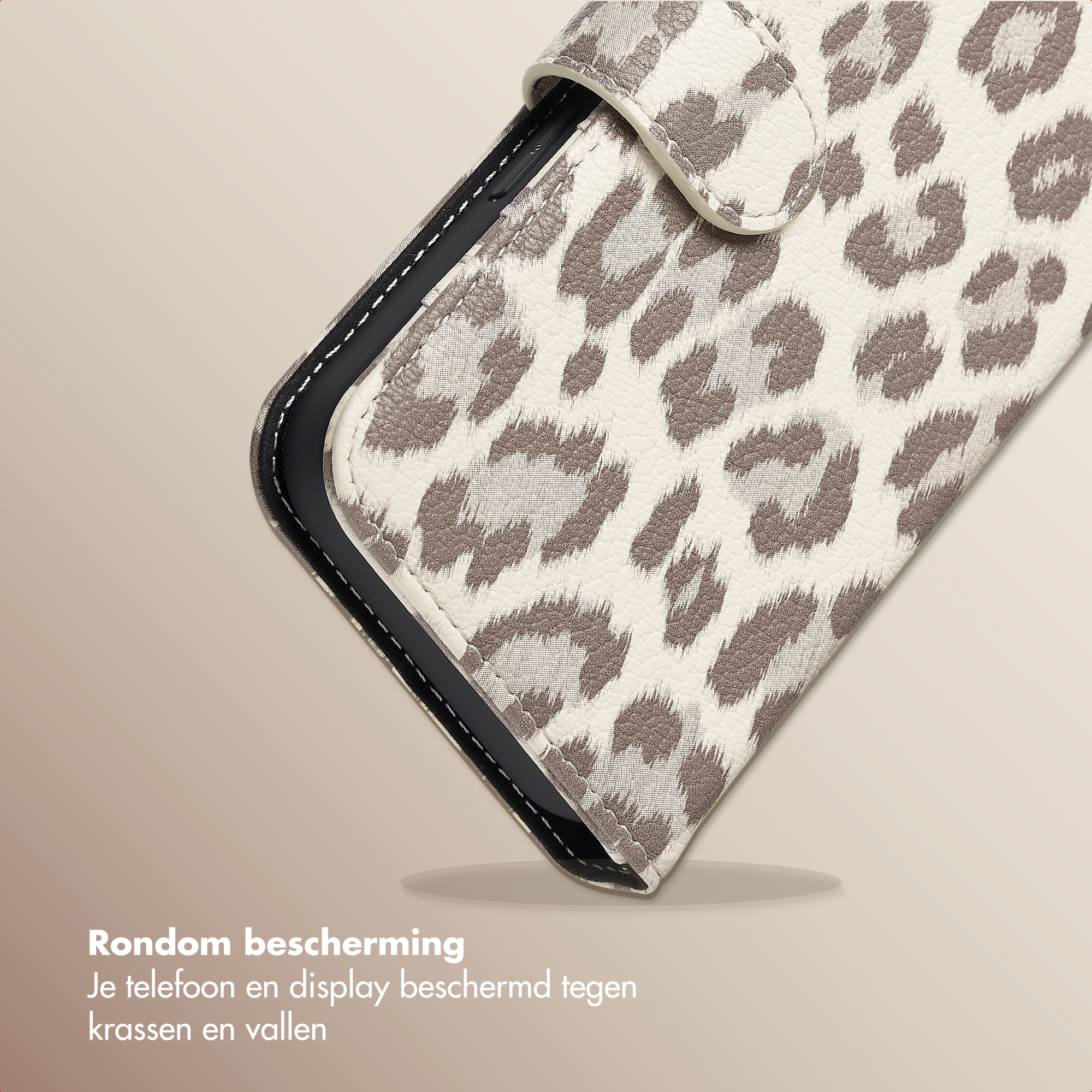 Een telefoonhoesje met luipaardprint. Het is open en onthult de binnenkant. De achtergrond is een beige-bruine gradiënt.