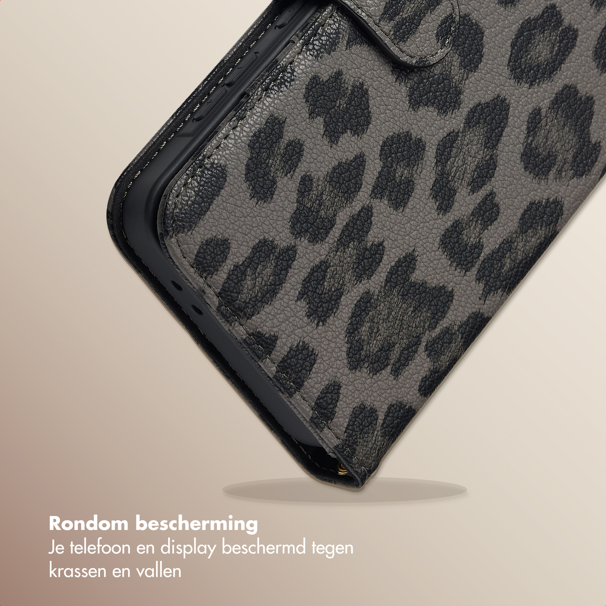Gros plan sur une coque de téléphone avec un motif léopard gris. La coque est inclinée, montrant des détails sur fond beige.
