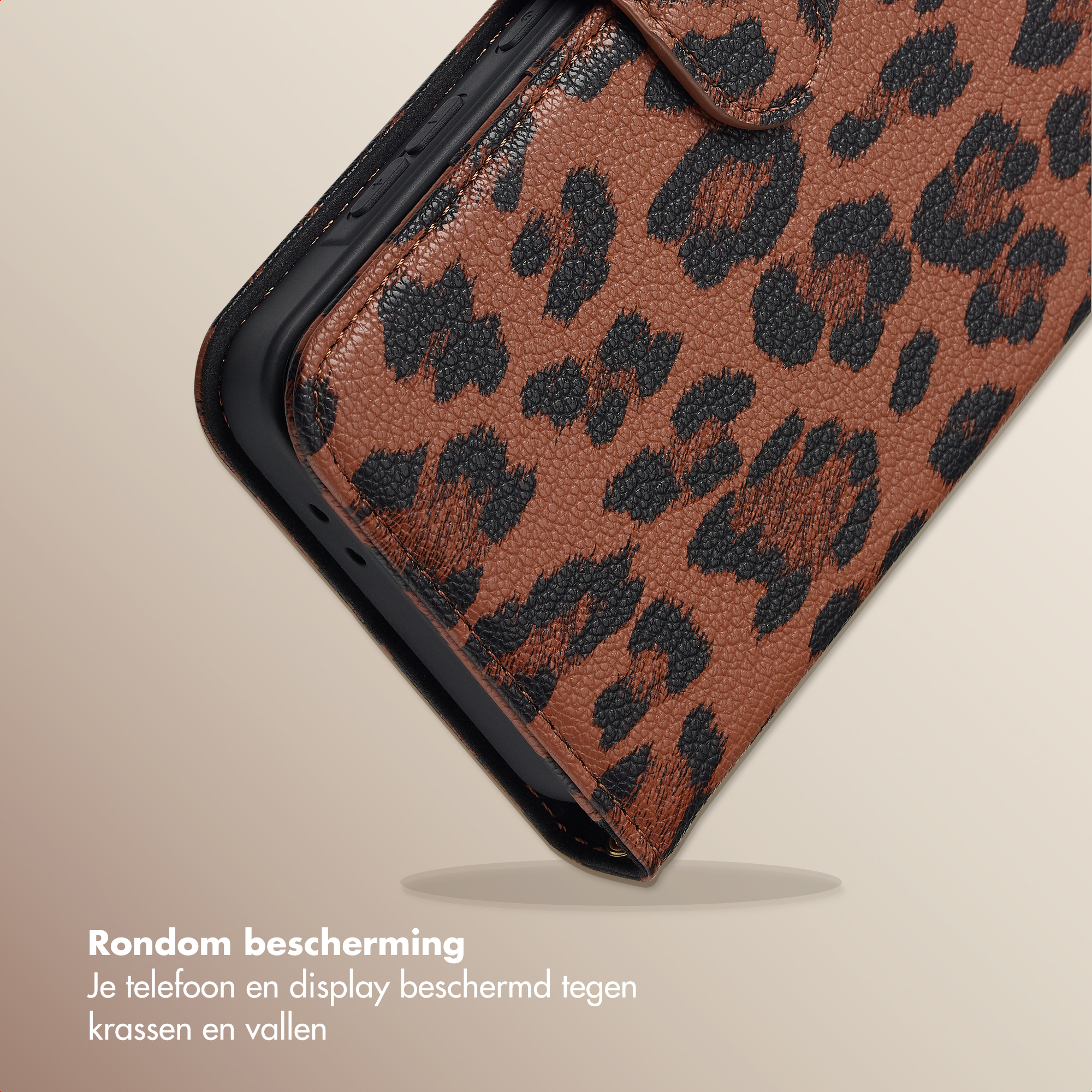 Close-up van een telefoonhoesje met een bruin luipaardprint ontwerp. De hoes is zwart aan de randen en rust op een lichte achtergrond.