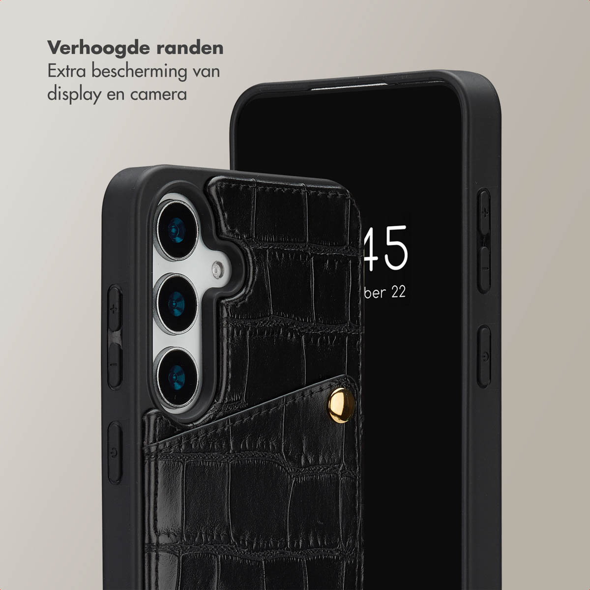 Une coque de téléphone noire avec une texture crocodile, un porte-cartes et un téléphone affichant '45 ber 22'.