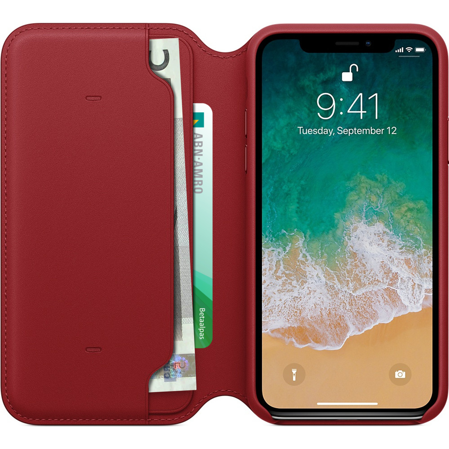 Rode leren telefoonhoes met een telefoon die de tijd weergeeft. Inclusief een kaart en geld.