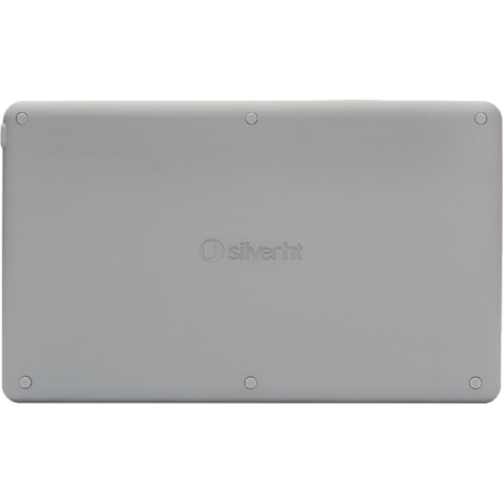 Il retro di un tablet grigio con angoli arrotondati. Il logo silverht è al centro. Ci sono piccole caratteristiche circolari ad ogni angolo.