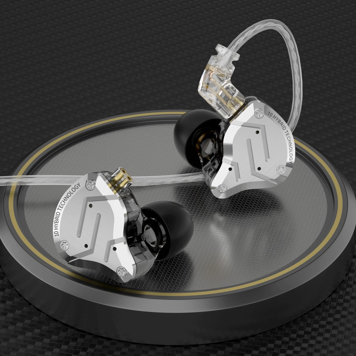 Zilveren en transparante in-ear oortelefoons op een ronde standaard met zwarte achtergrond. De standaard staat op een donker, getextureerd oppervlak.