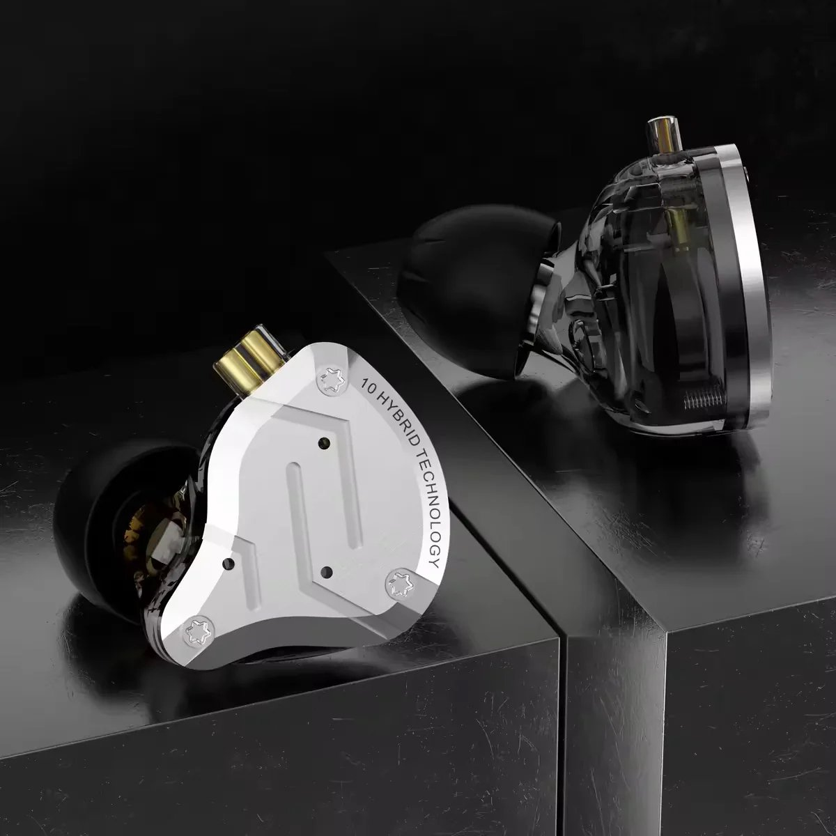 Twee in-ear oortelefoons op een reflecterend zwart oppervlak. Eén is zilver en wit, de andere transparant met zwarte details.