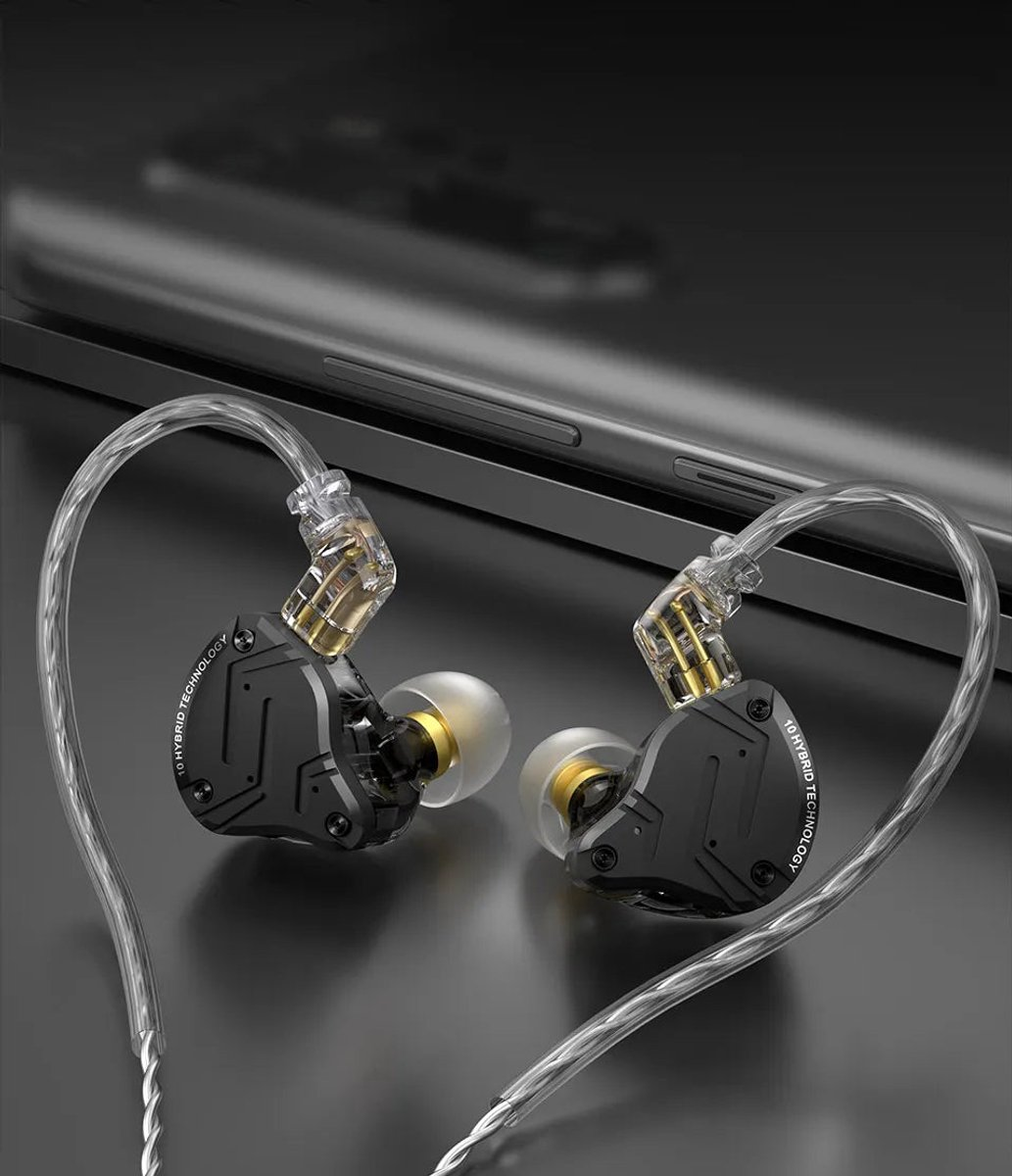 Zwarte en gouden in-ear oortelefoons op een donkere ondergrond. Doorzichtige kabels krullen rond de oortelefoons. De achtergrond is vaag en donker.