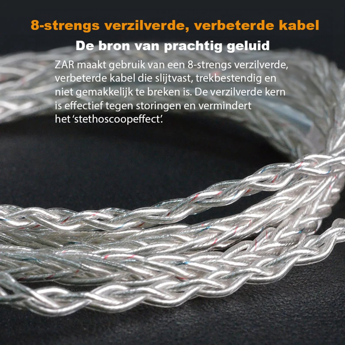 Close-up van een zilveren gevlochten kabel. De tekst zegt dat het een 8-strengs, verzilverde, verbeterde kabel is.