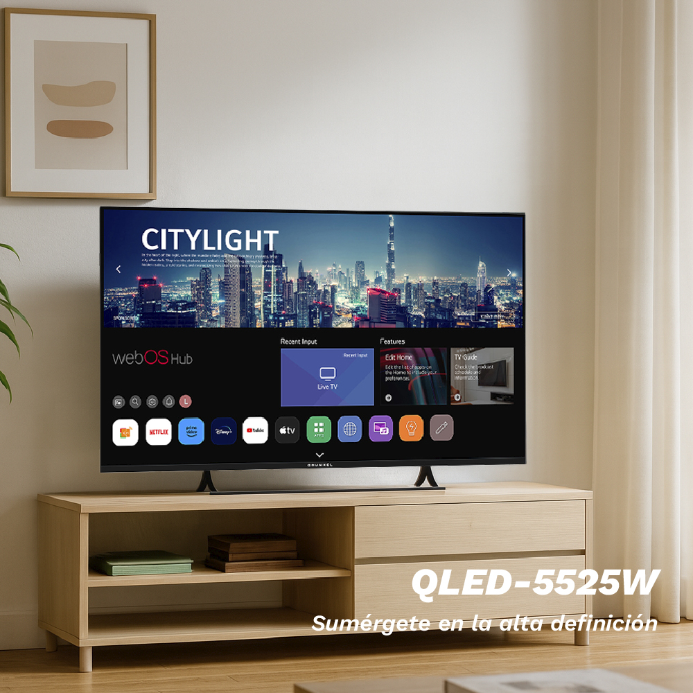 Un televisor muestra un paisaje urbano. Debajo, el televisor se encuentra sobre un mueble de madera. El texto dice 'QLED-5525W. Sumérgete en la alta definición'.