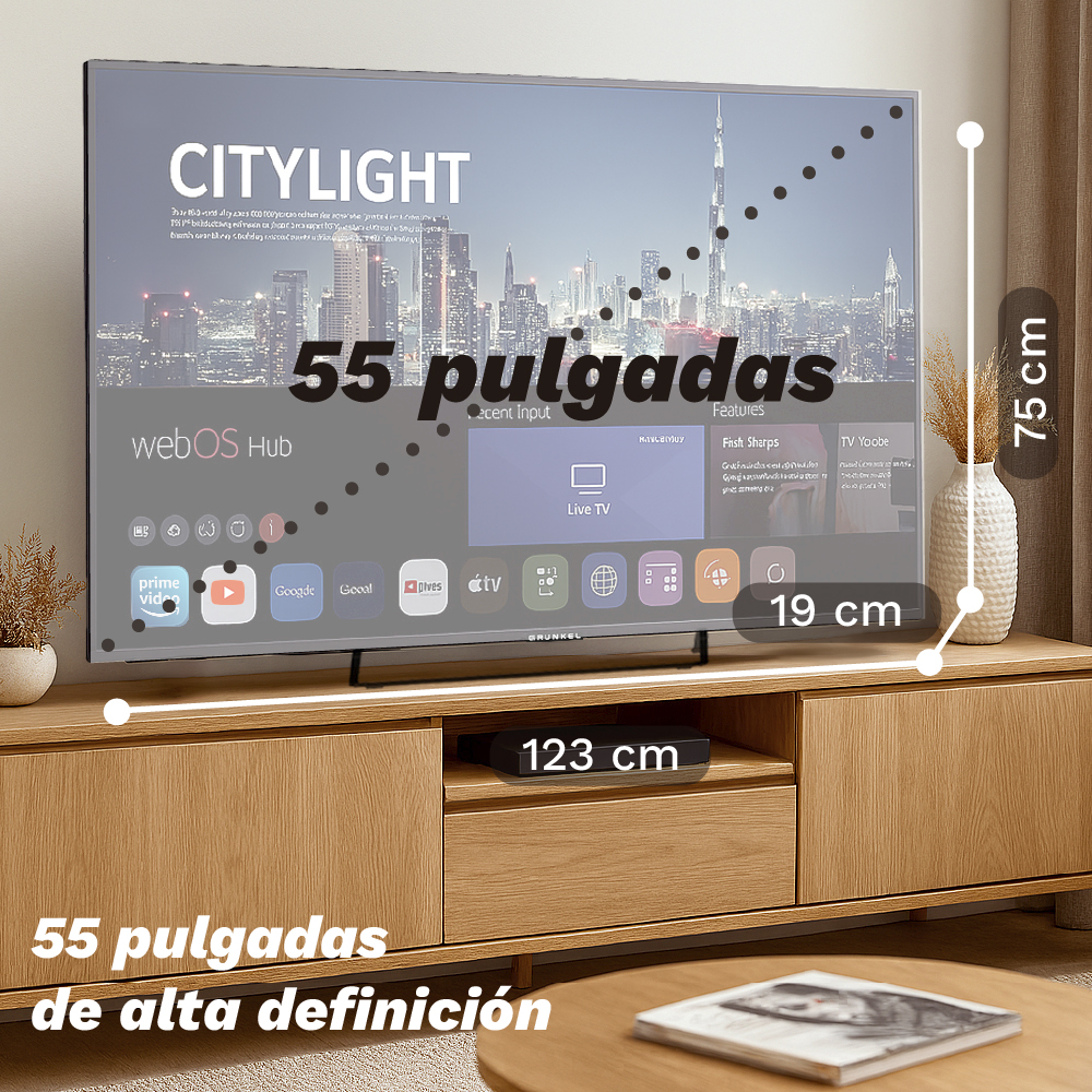 Un televisor de 55 pulgadas sobre un soporte de madera. La pantalla muestra una ciudad de noche. Dimensiones indicadas.