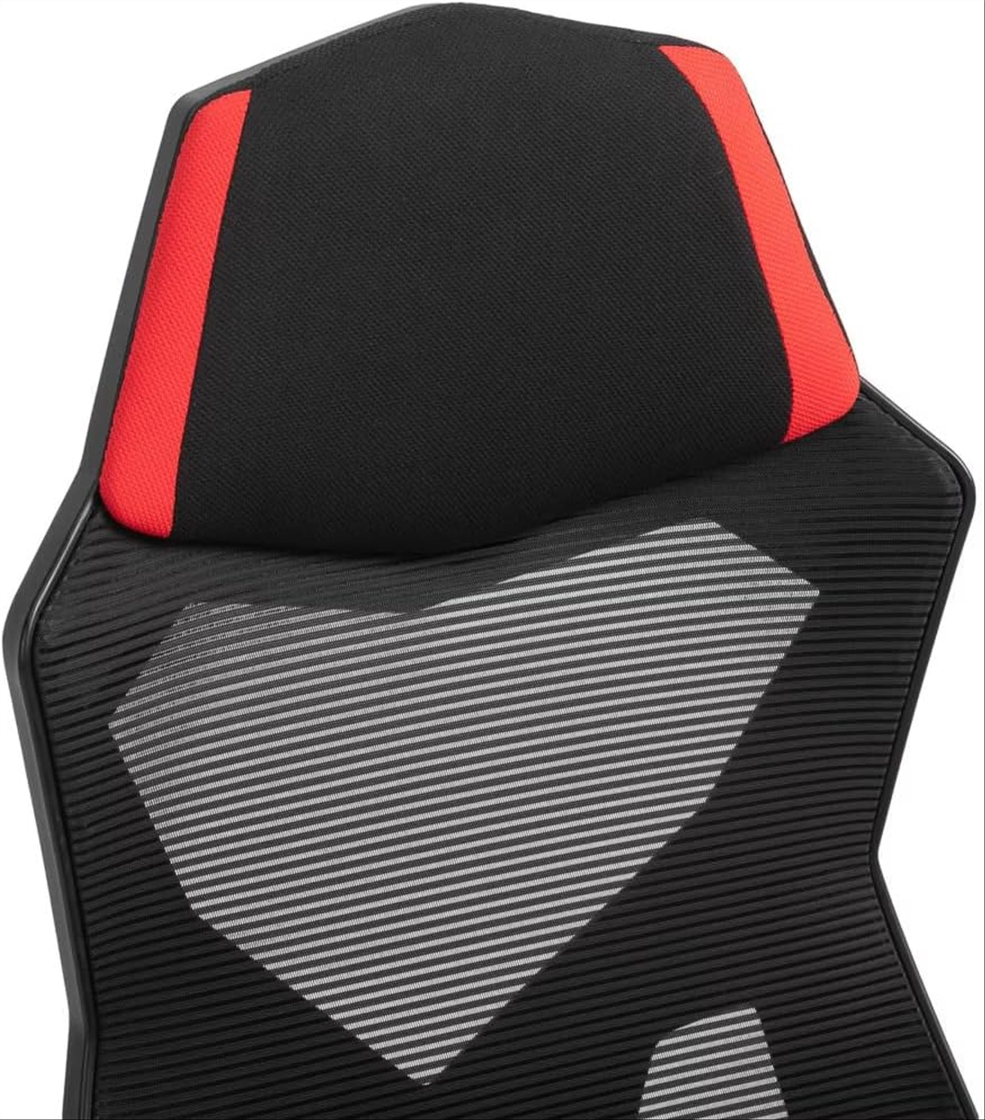 Primer plano de la parte trasera de una silla gaming negra. Tiene detalles rojos y una sección de malla rayada.
