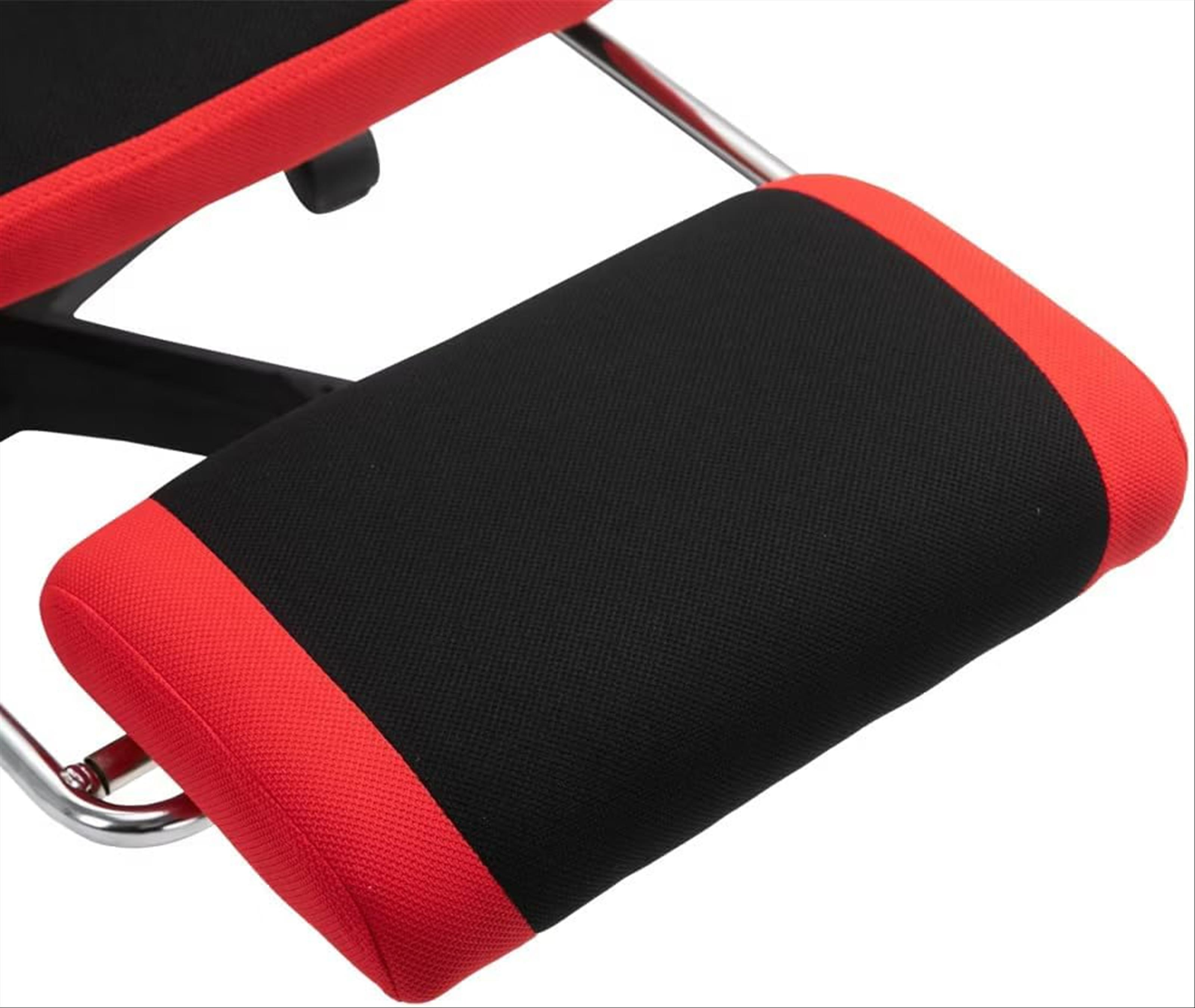 Primer plano del cojín de una silla de rodillas. El cojín es negro con ribetes rojos, soportado por una estructura metálica.