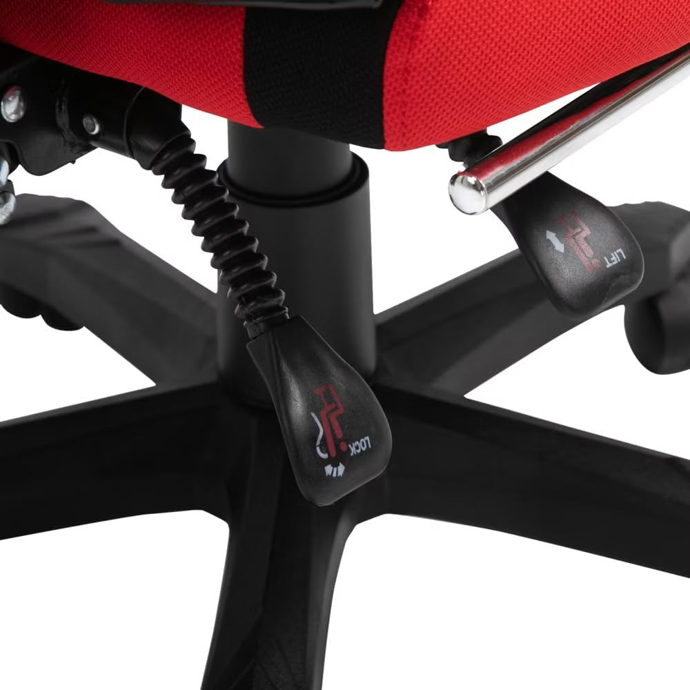 Primer plano de una silla de oficina negra con tela roja. Visibles palancas para levantar y bloquear, y una base de cinco estrellas.